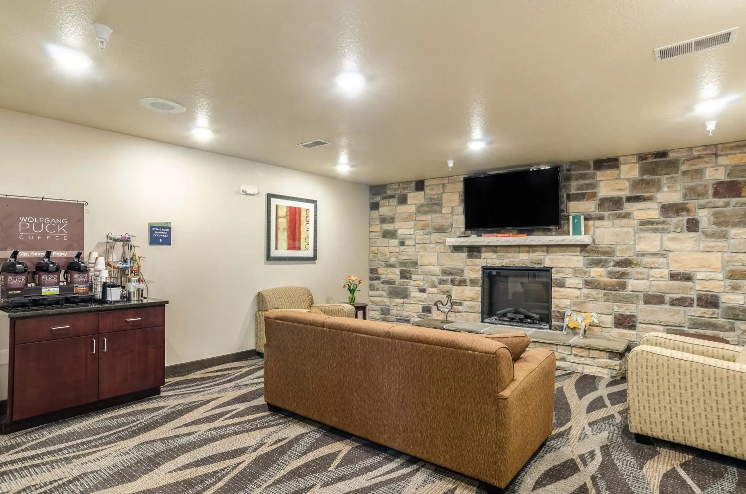 Communal lounge/ TV room, TV/Entertainment Center in Cobblestone Inn & Suites - Bridgeport