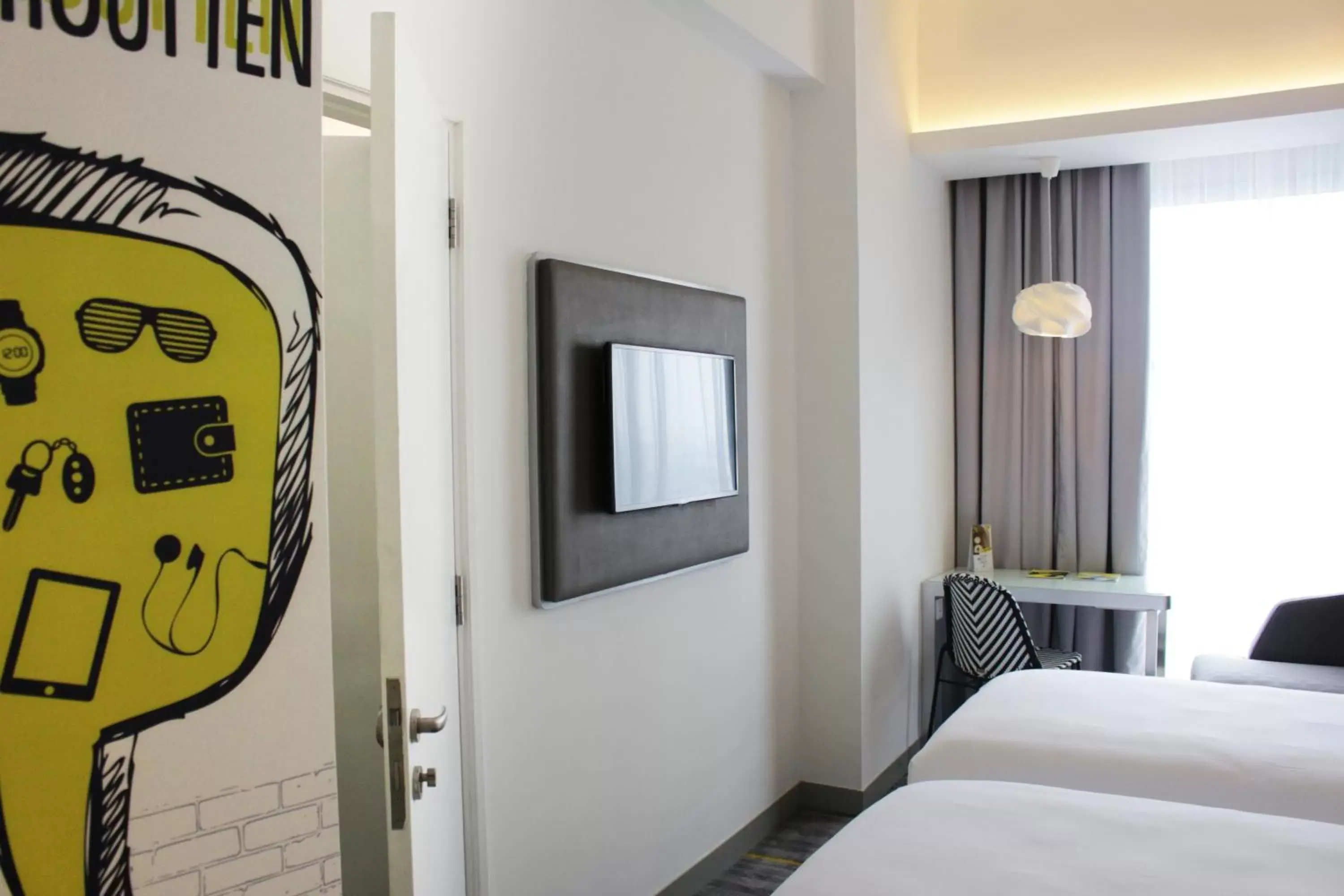 Bedroom, TV/Entertainment Center in YELLO Hotel Harmoni