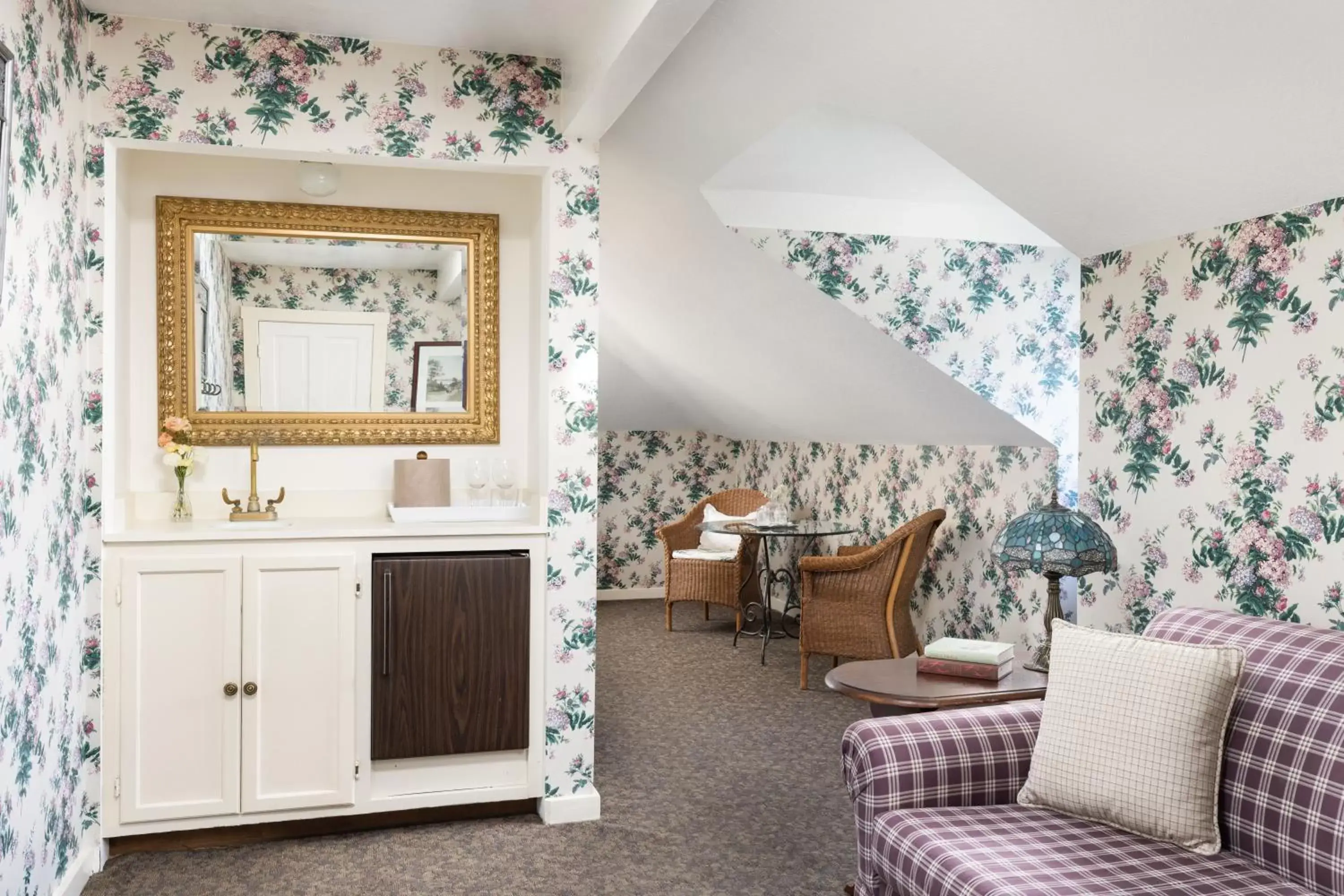 Kitchen or kitchenette, Seating Area in Centrella Hotel, a Kirkwood Collection Hotel