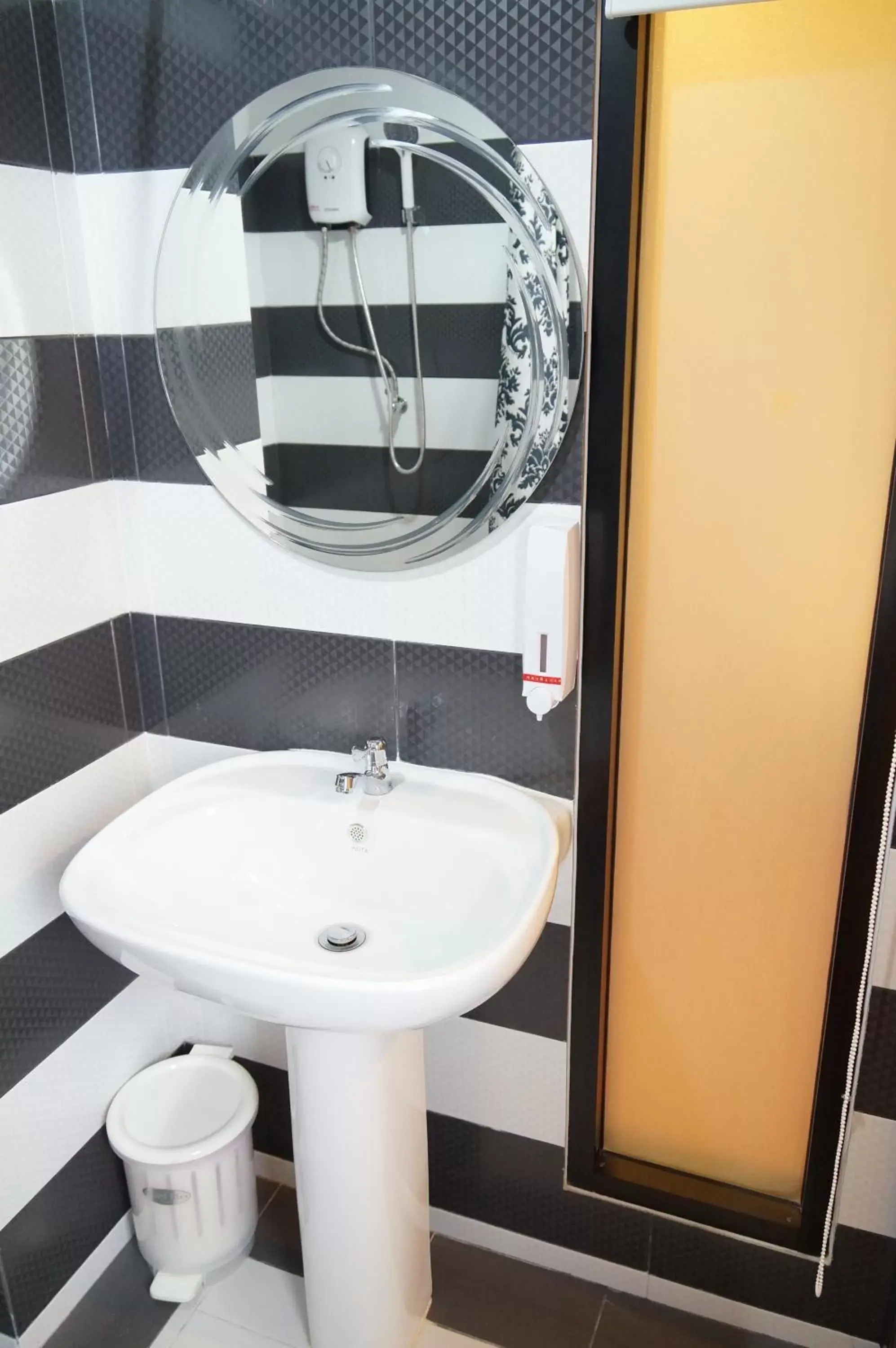 Bathroom in Ma Non Nont Hotel & Apartment