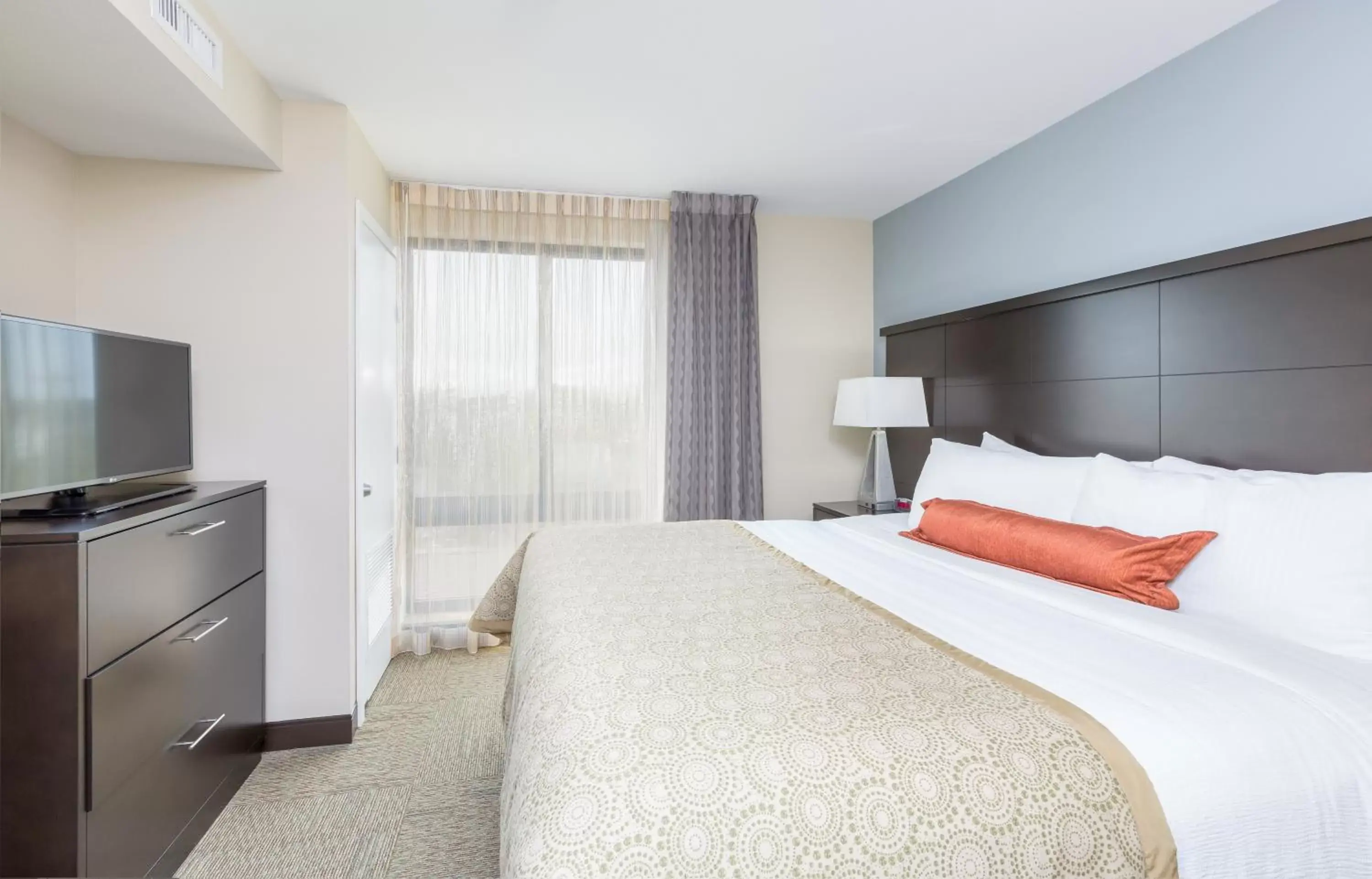 Photo of the whole room, Bed in Staybridge Suites Seattle - Fremont, an IHG Hotel