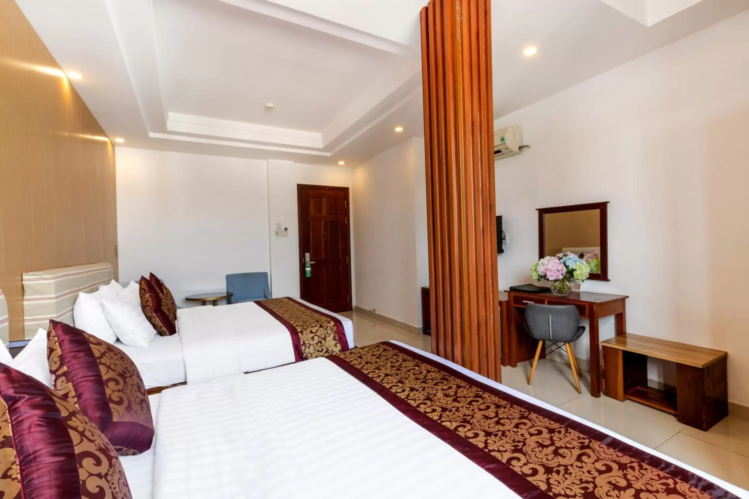 Bedroom, Bed in Airport Saigon Hotel - Gần ẩm thực đêm chợ Phạm Văn Hai