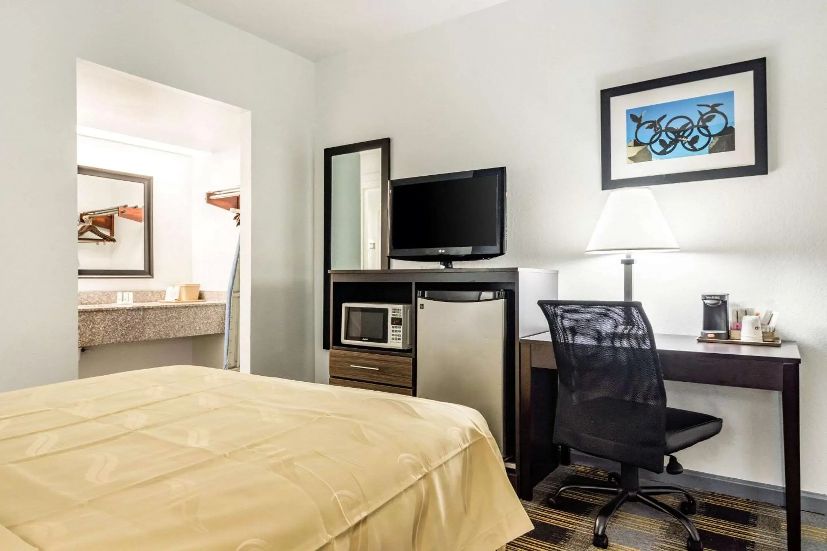 Photo of the whole room, TV/Entertainment Center in Quality Inn near Six Flags Douglasville