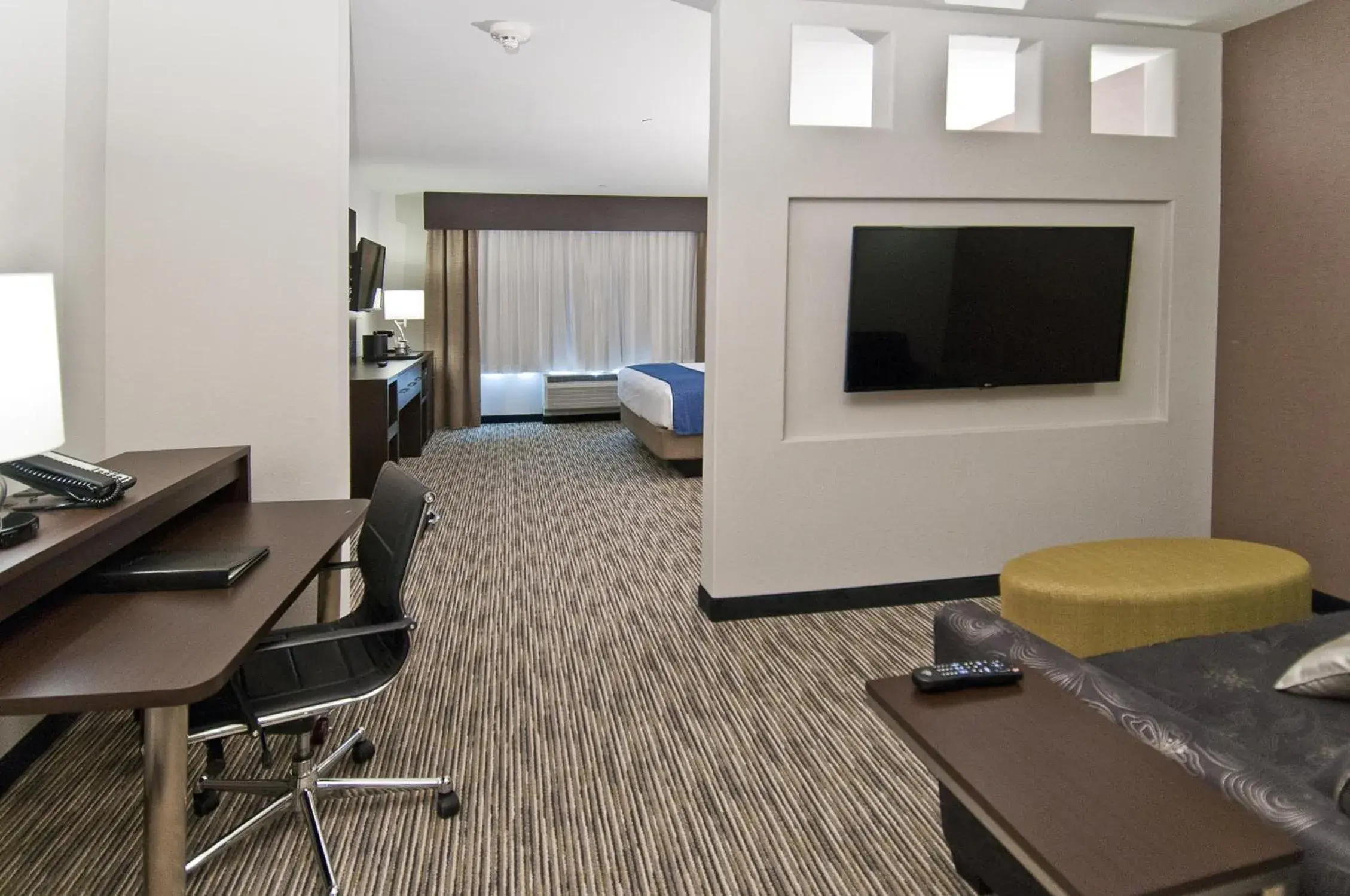 Seating area, TV/Entertainment Center in Holiday Inn Austin Airport, an IHG Hotel