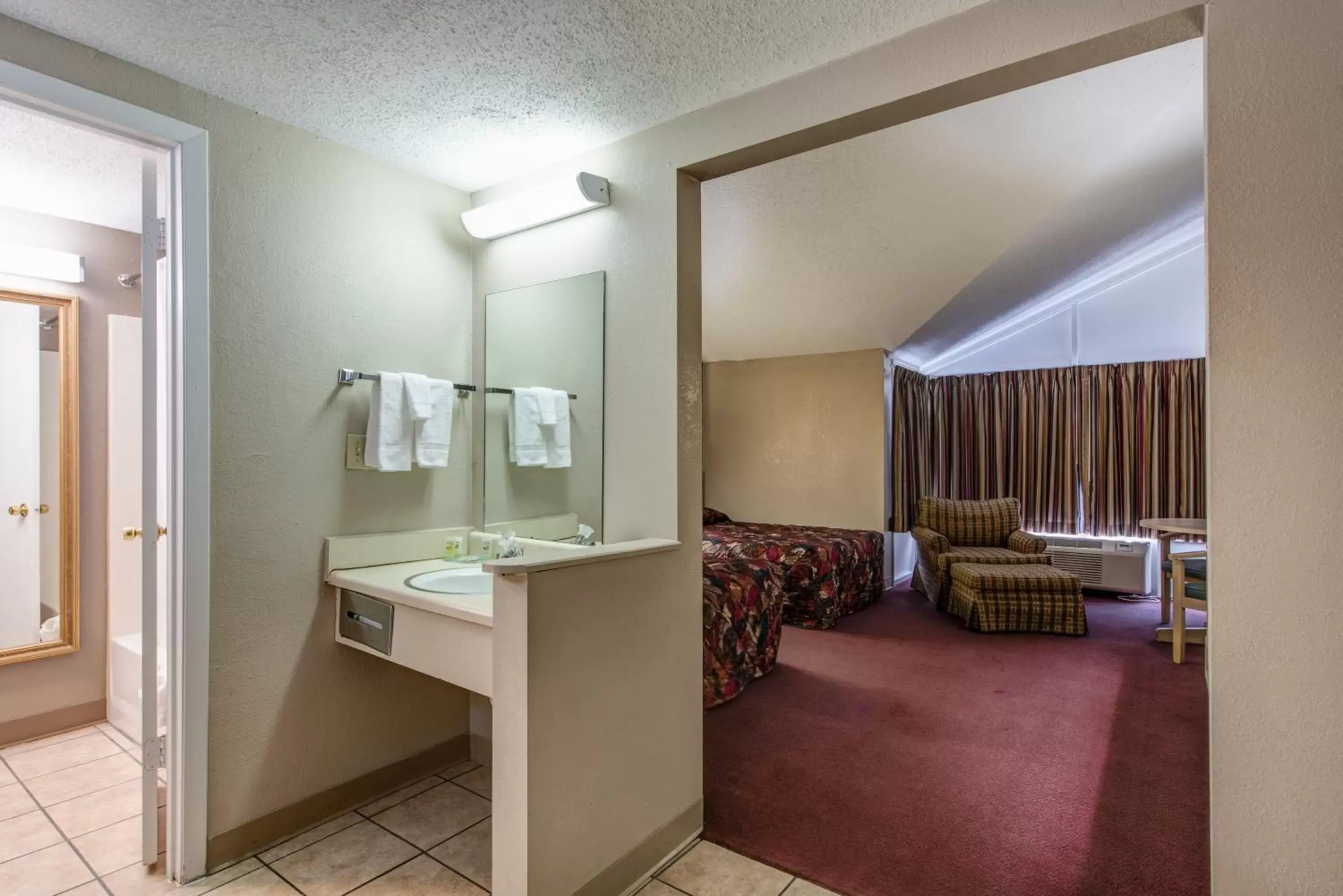 Bathroom, TV/Entertainment Center in Green Valley Motel