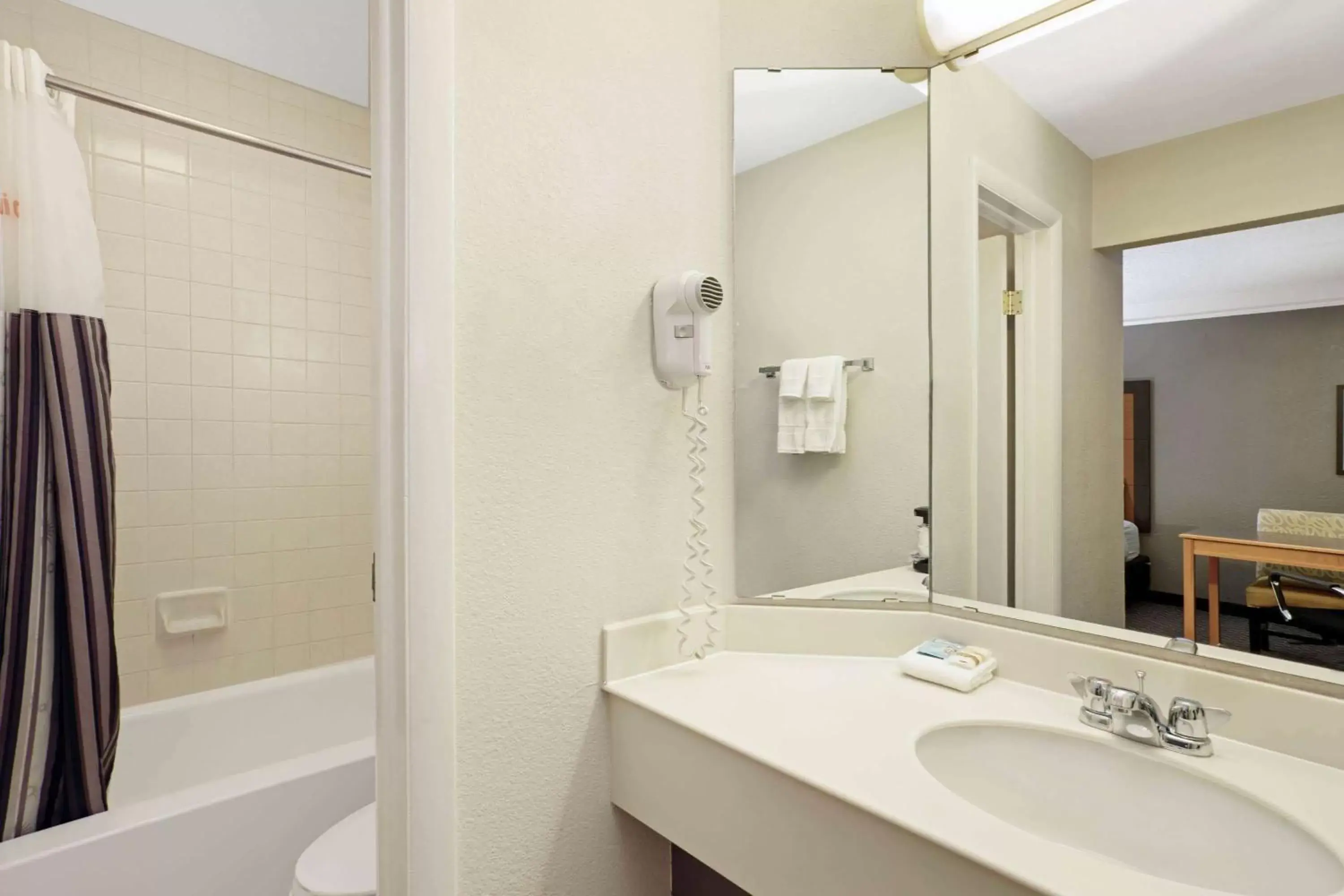 Bathroom in La Quinta Inn by Wyndham Denver Golden
