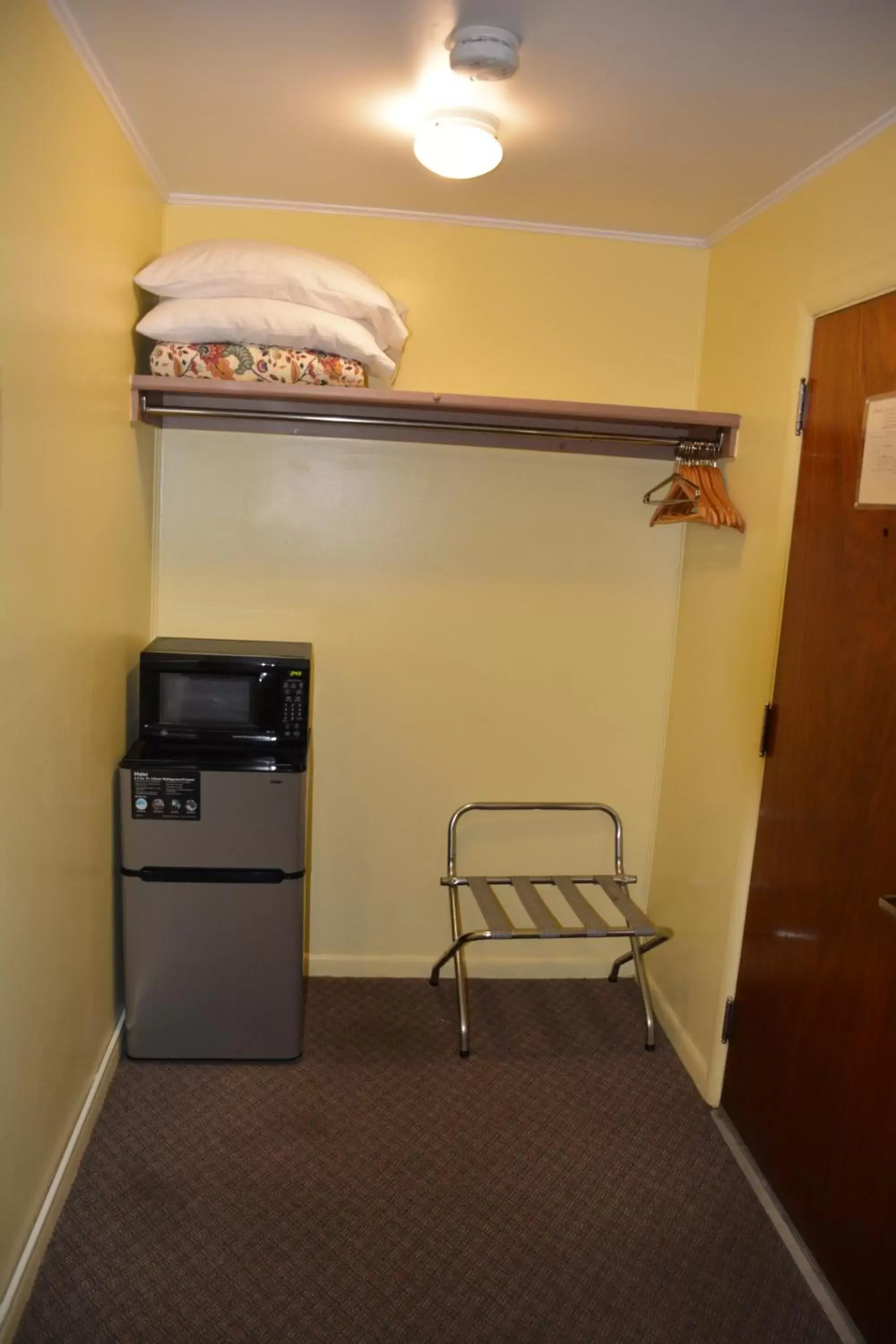 minibar, Kitchen/Kitchenette in The Village Motel