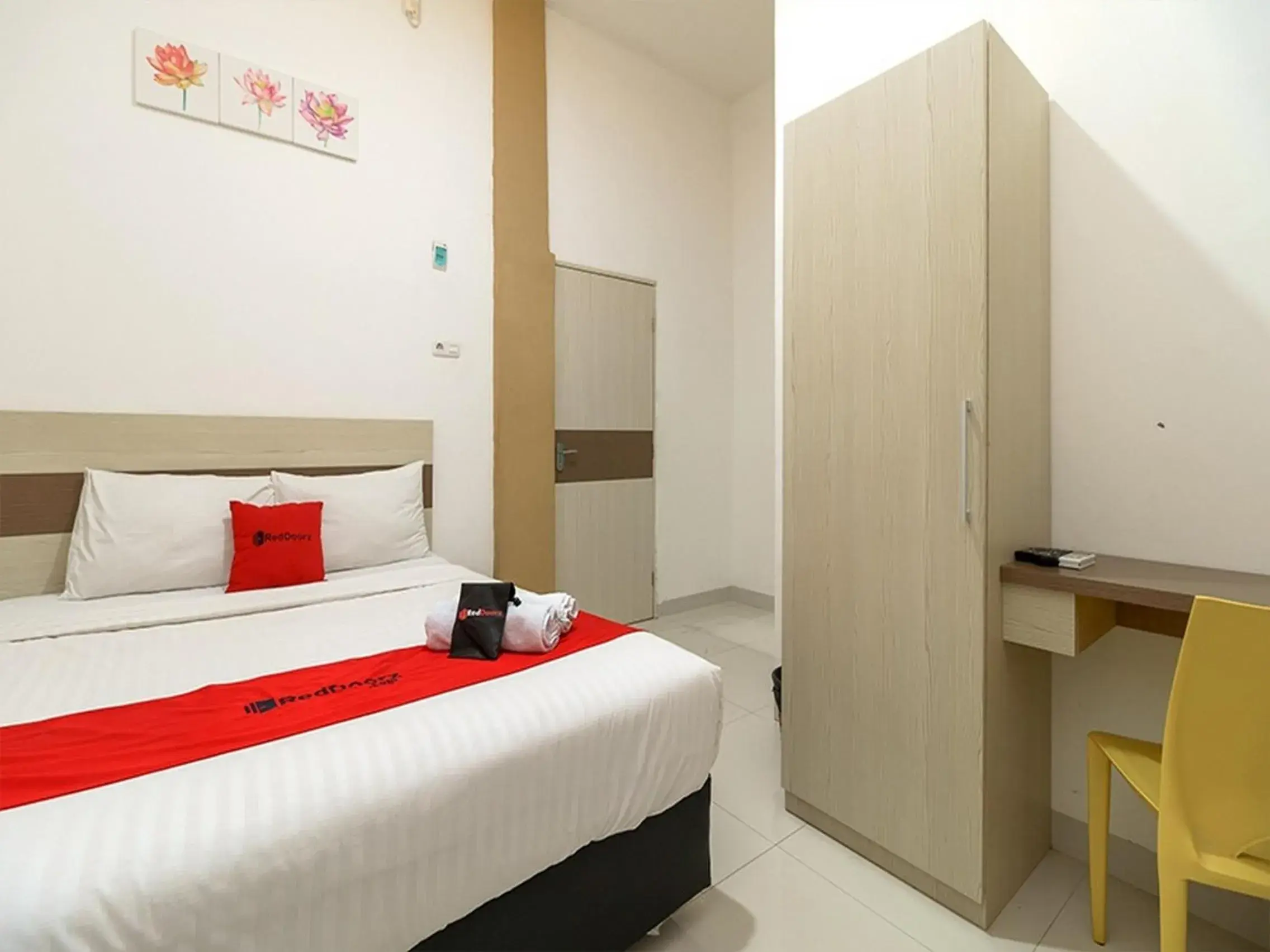 Bedroom, Bed in RedDoorz near Palembang Trade Center