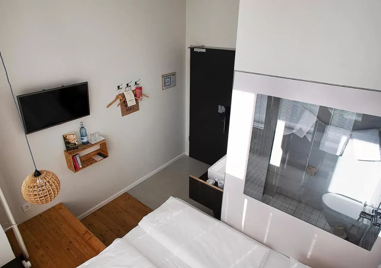 Bathroom, Bed in Michelberger Hotel