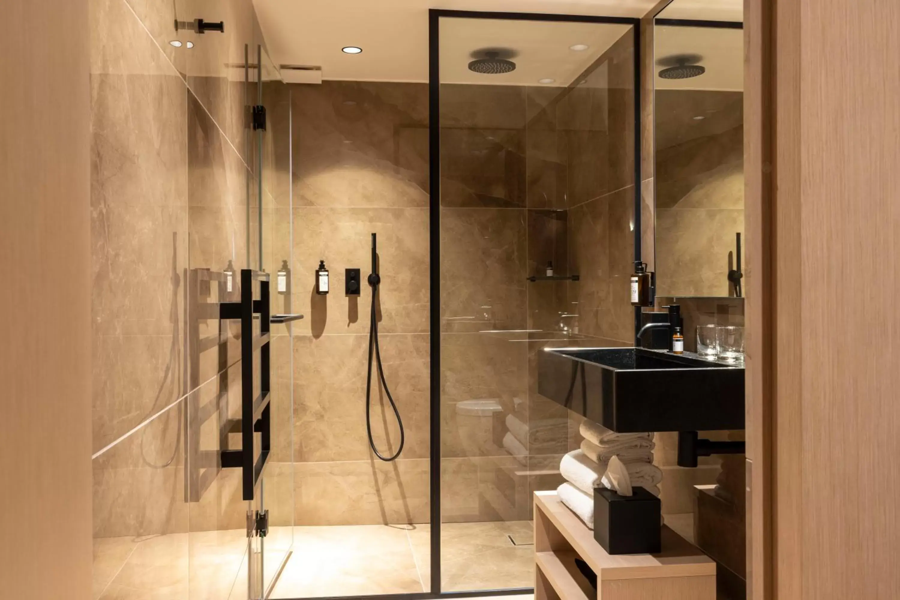 Shower, Bathroom in Hôtel Esté