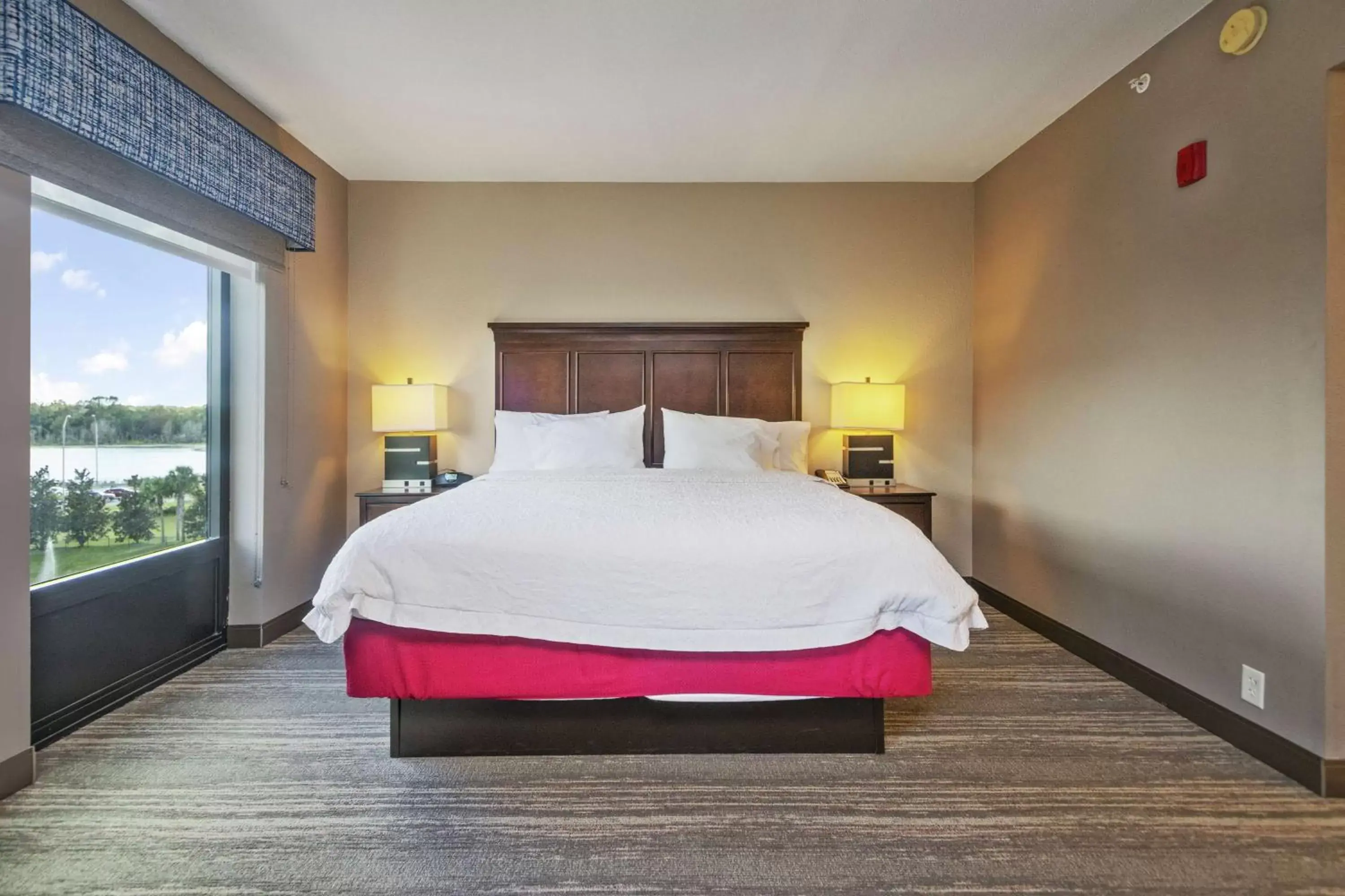 Bed in Hampton Inn & Suites Orlando-Apopka