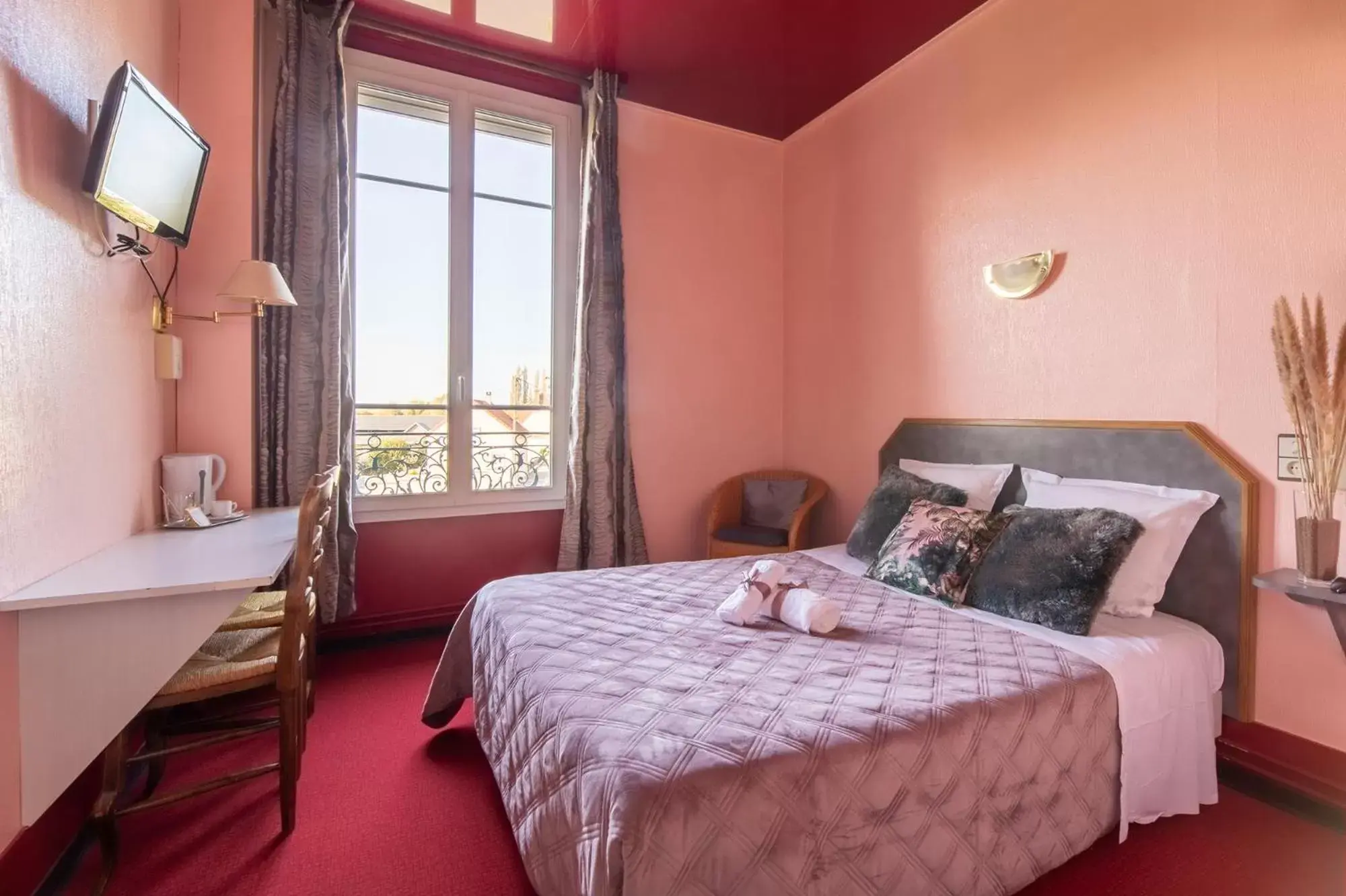 Bedroom, Bed in Montdidier Hôtel