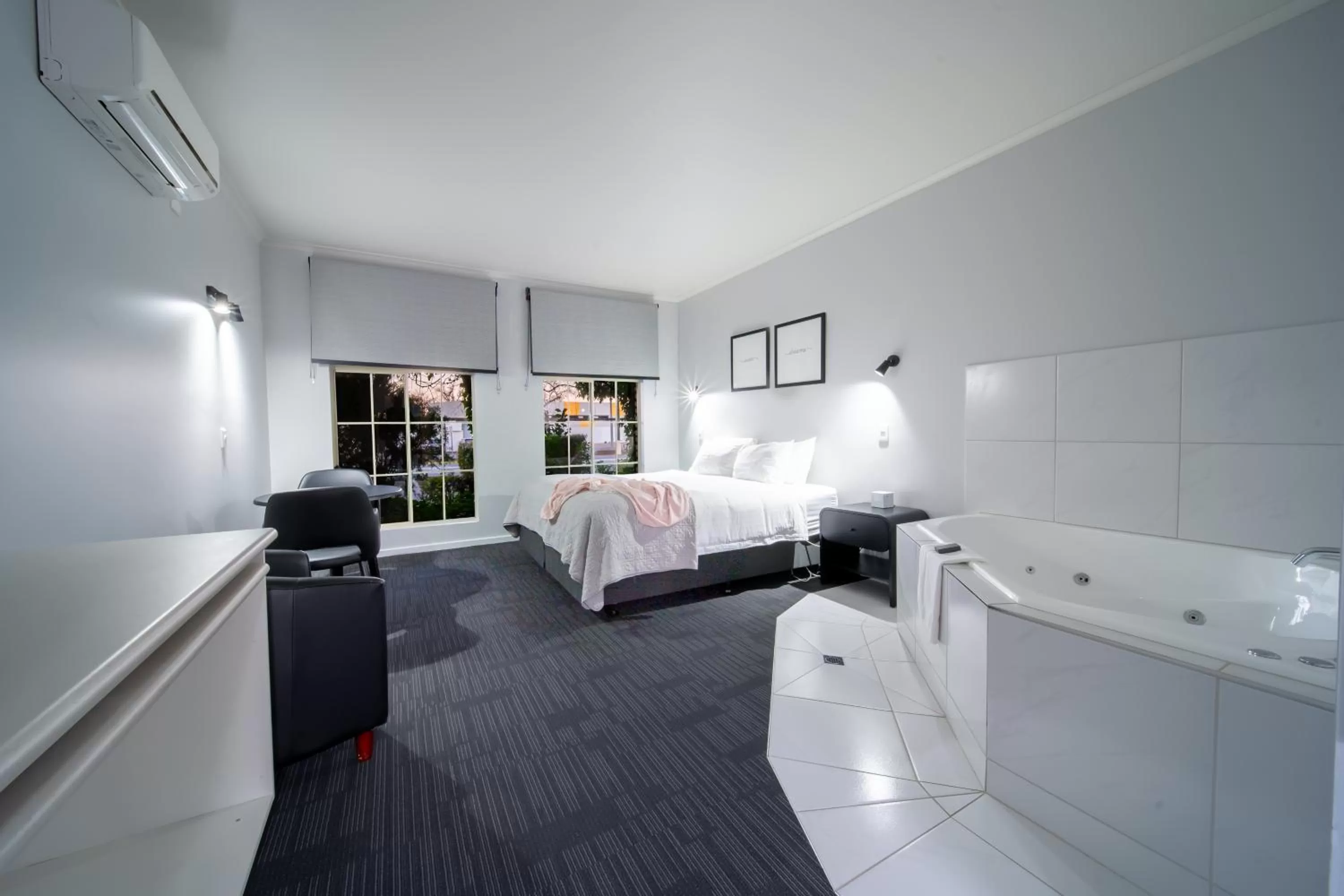 Hot Tub, Bed in Cathedral Motor Inn