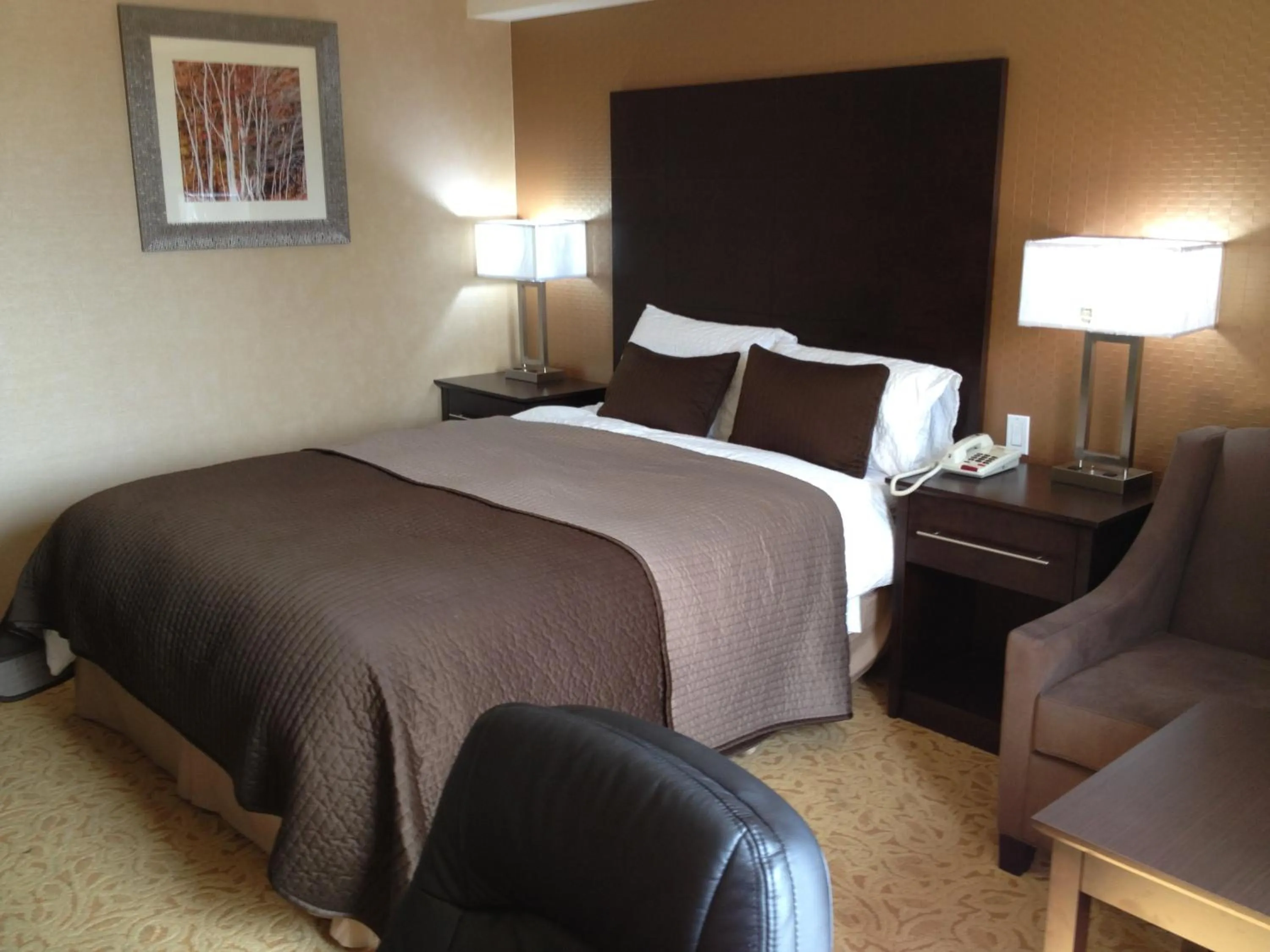 Bed in Mississauga Gate Inn