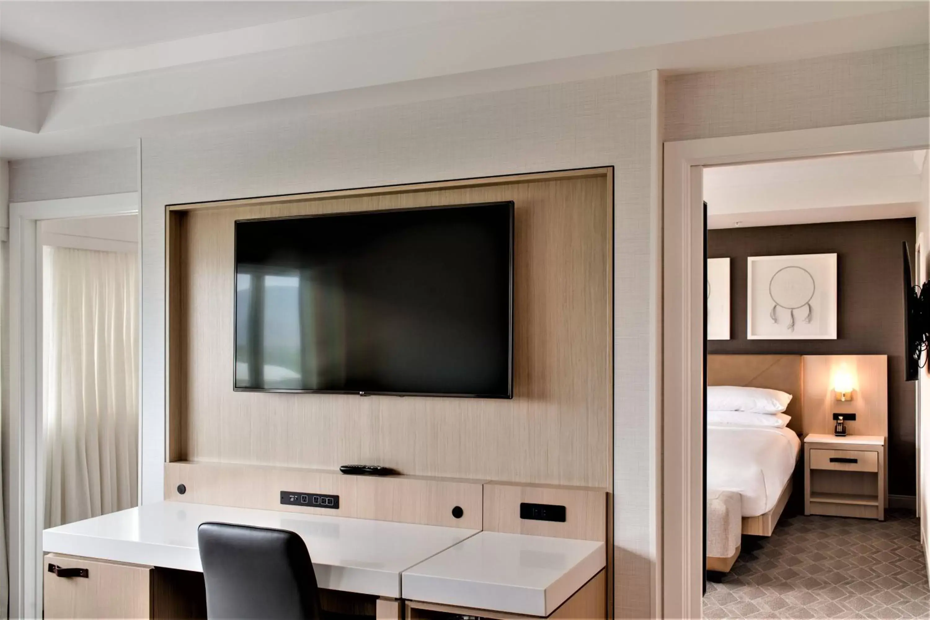 Bedroom, TV/Entertainment Center in Delta Hotels by Marriott Kamloops