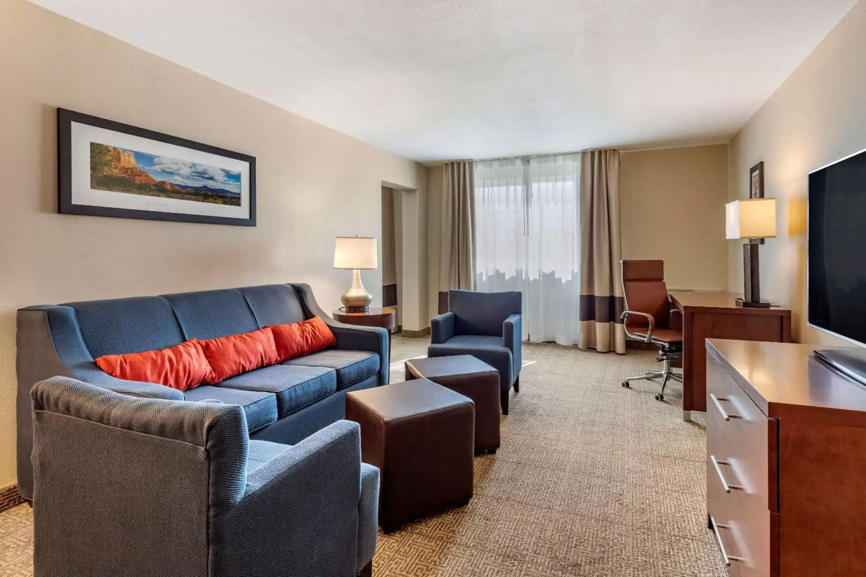 Photo of the whole room, Seating Area in Comfort Inn City of Natural Lakes
