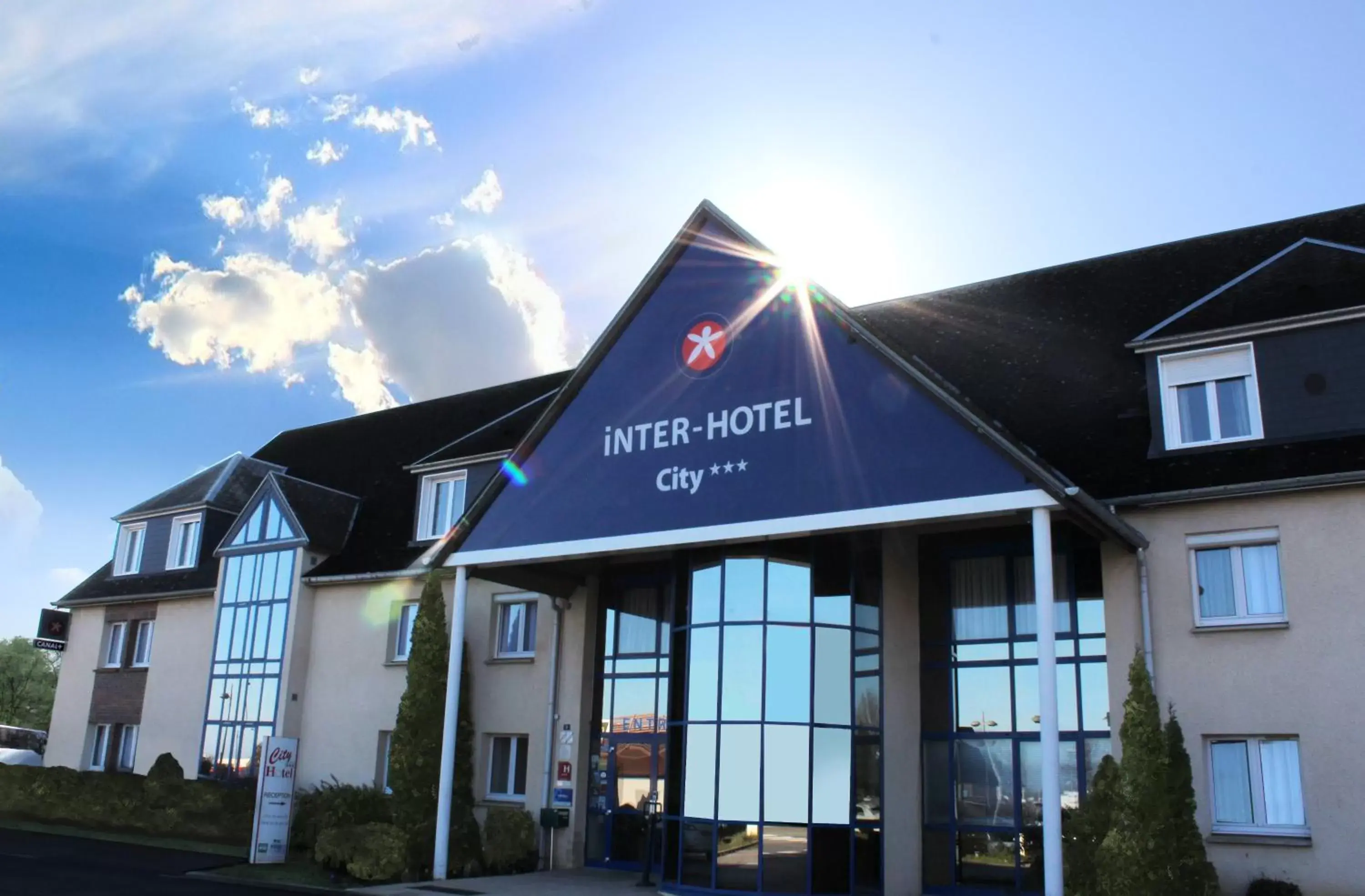 Property building in The Originals City Hôtel, Aéroport Beauvais (ex: Inter-Hotel)