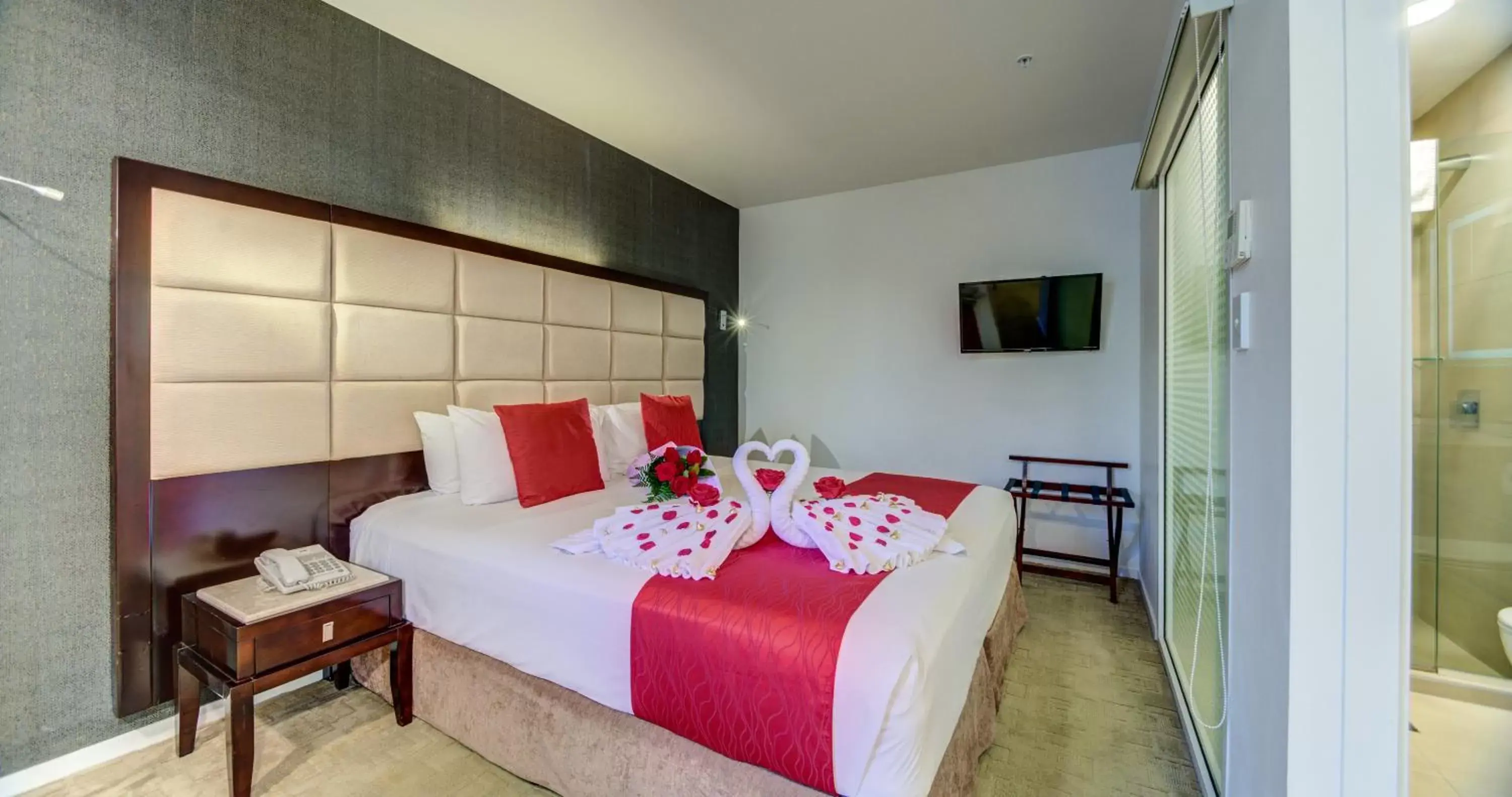 Bedroom, Bed in VR Queen Street Hotel & Suites