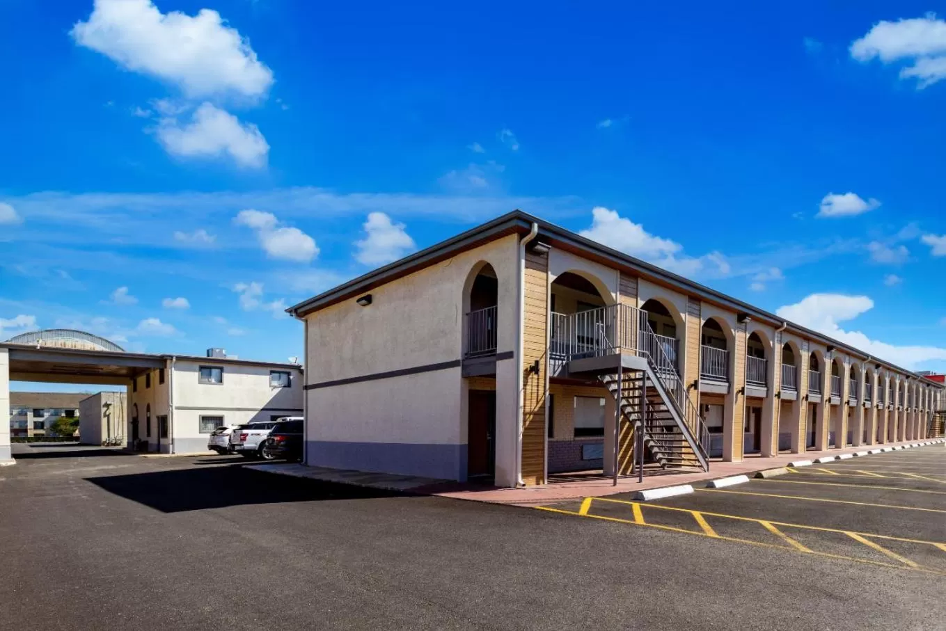 Property building in Signature Inn Houston Galleria