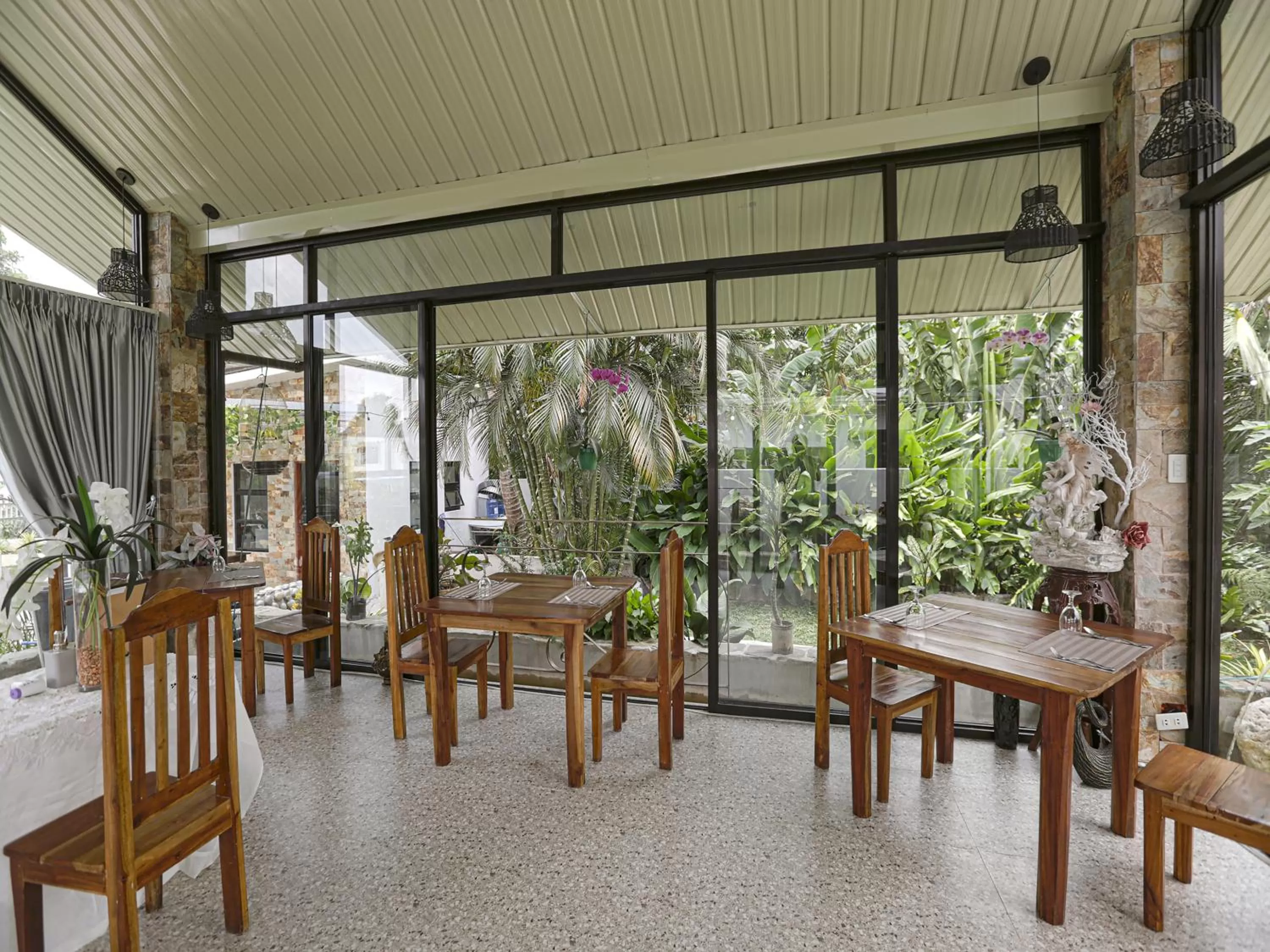 Restaurant/Places to Eat in OYO 784 Laura's Garden Resort