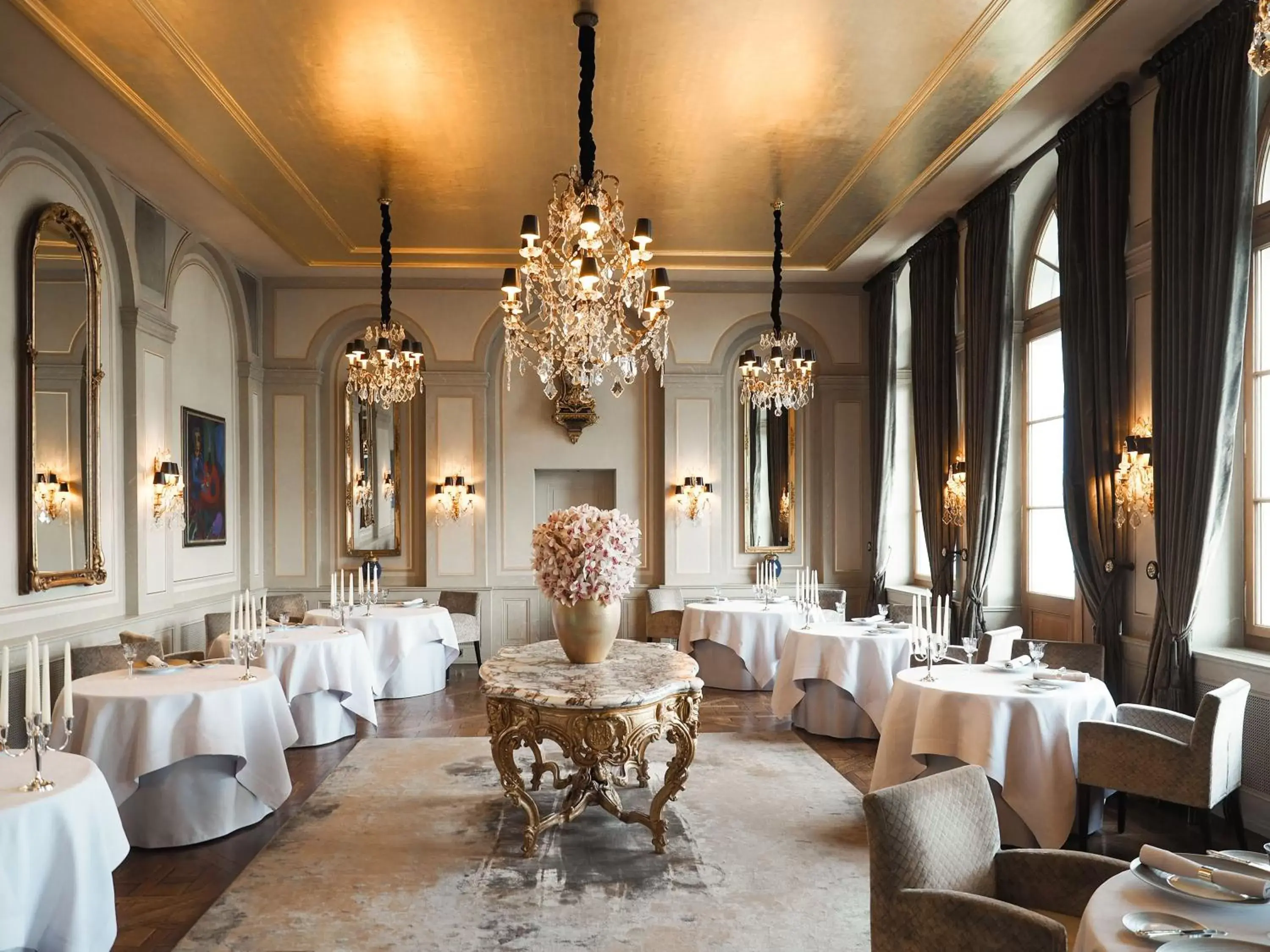 Restaurant/Places to Eat in Grand Hotel LES TROIS ROIS