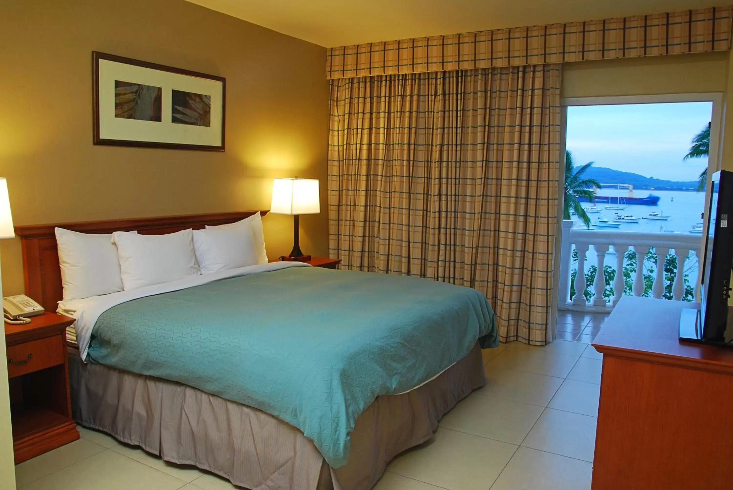 Bedroom, Bed in Radisson Hotel Panama Canal