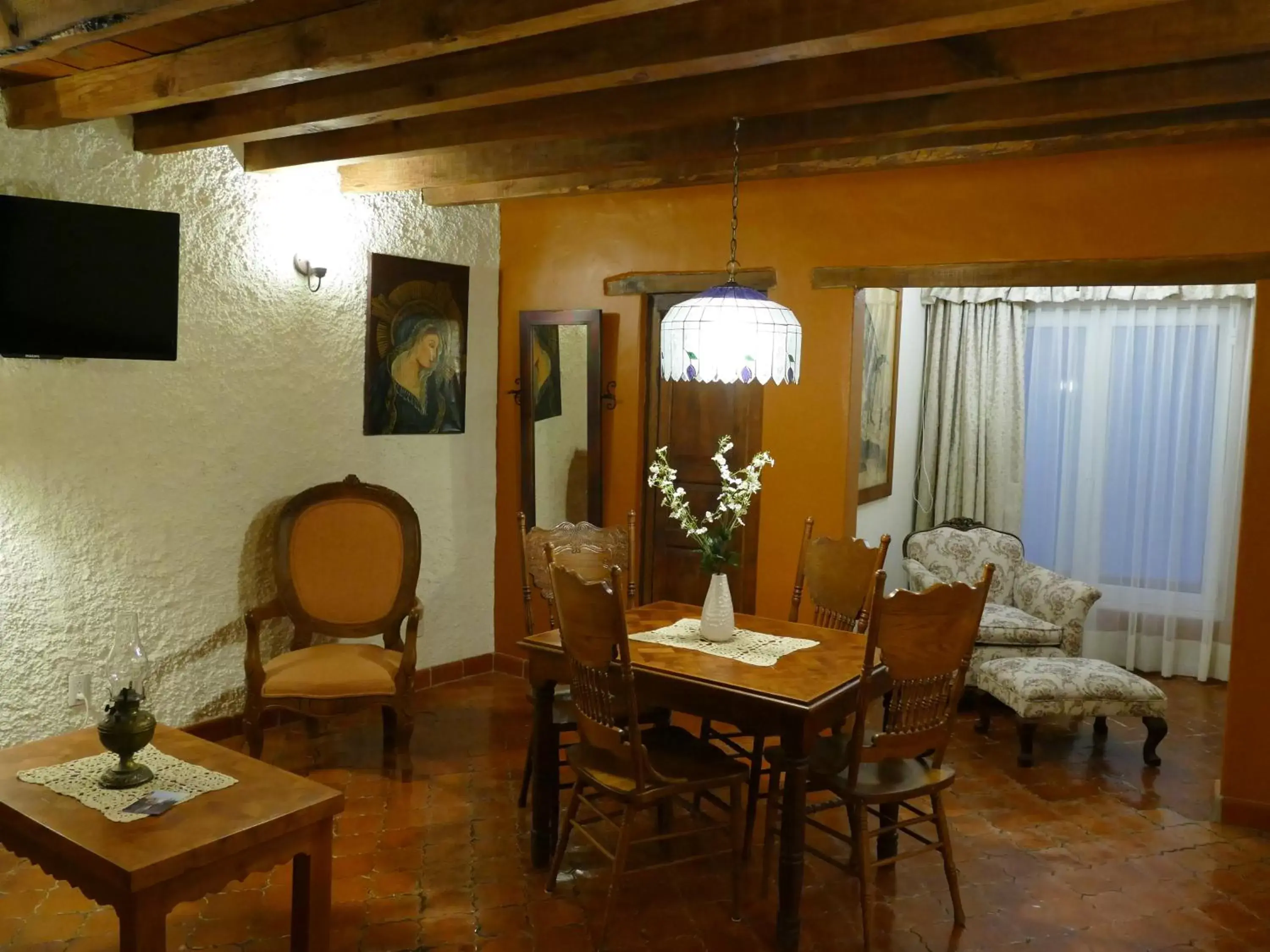 Decorative detail, Dining Area in El Meson de los Poetas