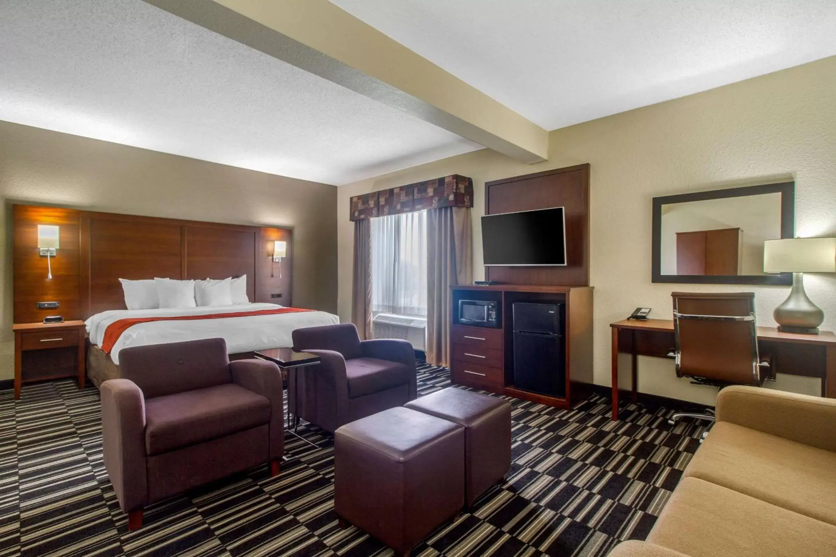 Photo of the whole room, TV/Entertainment Center in Comfort Suites Danville