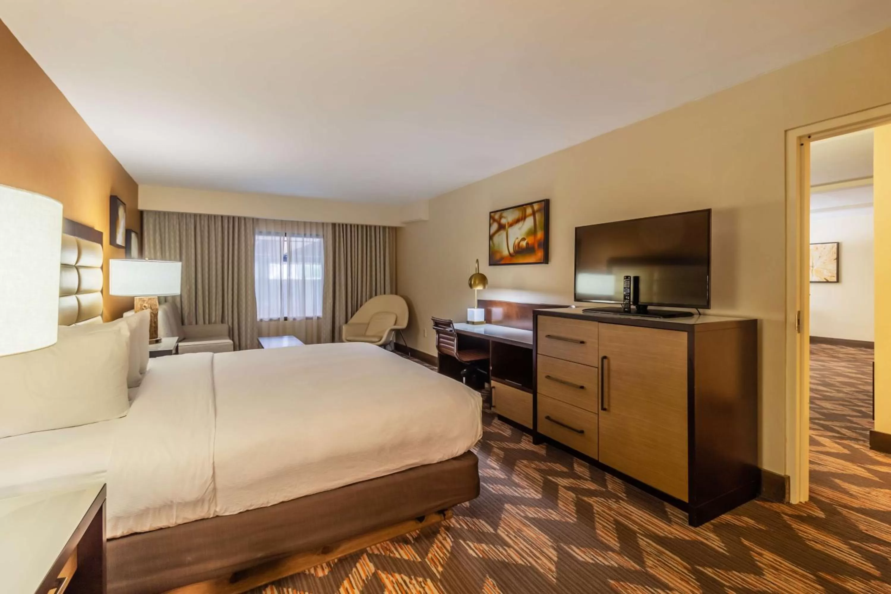 Bedroom, Bed in DoubleTree by Hilton Lawrence