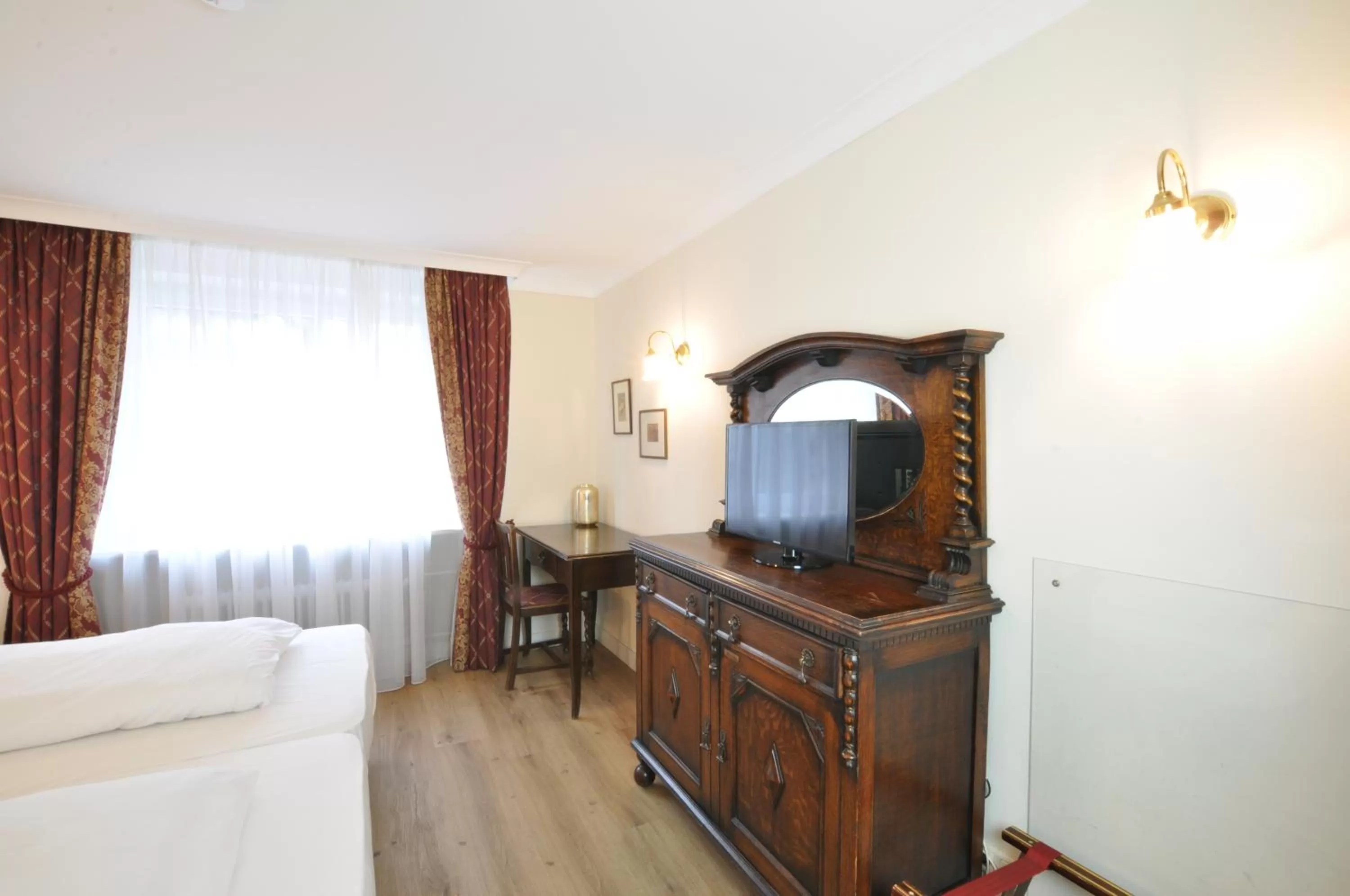 Photo of the whole room, Bed in Hotel Altmünchen by Blattl