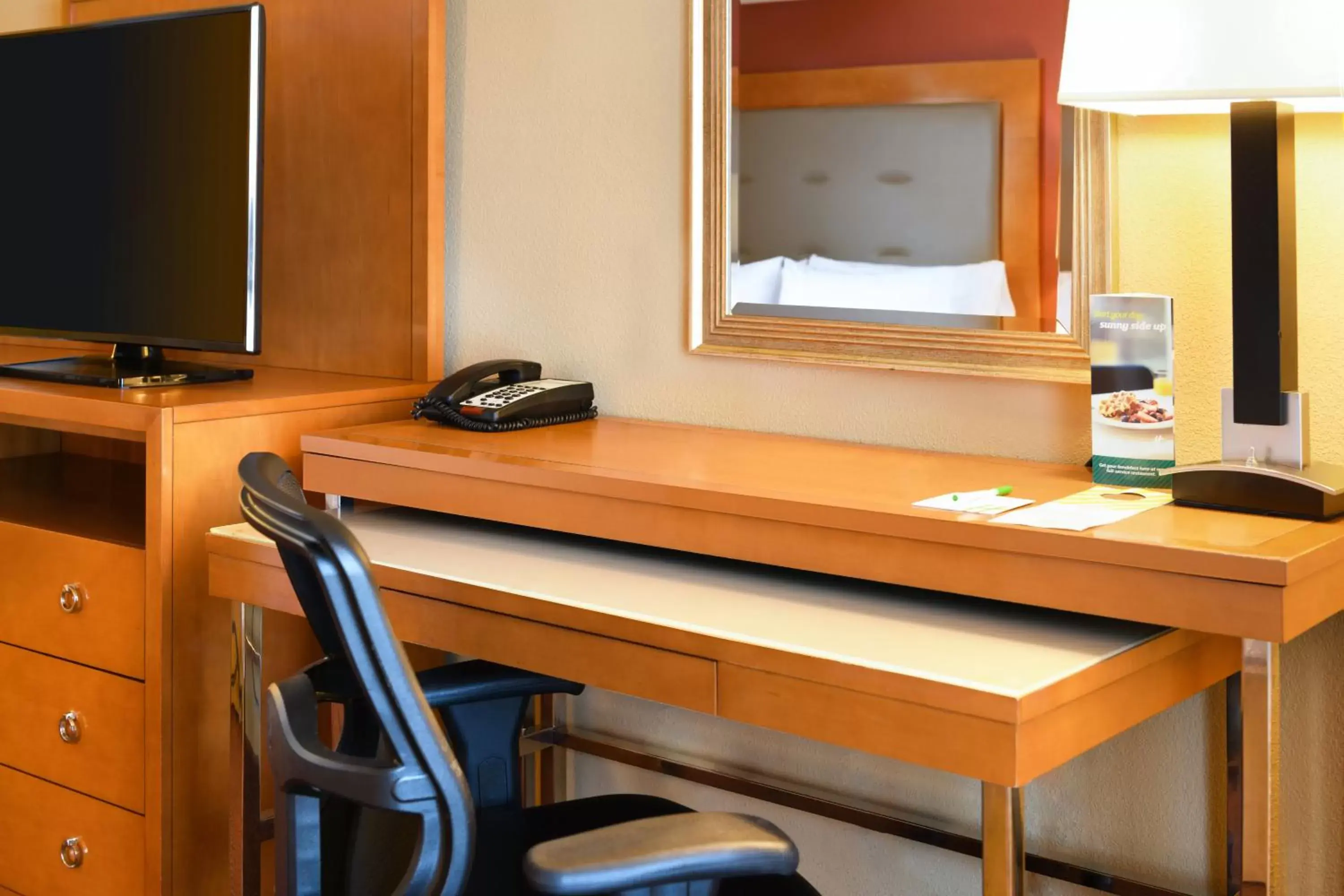 Bedroom, TV/Entertainment Center in Holiday Inn Oakland Airport, an IHG Hotel