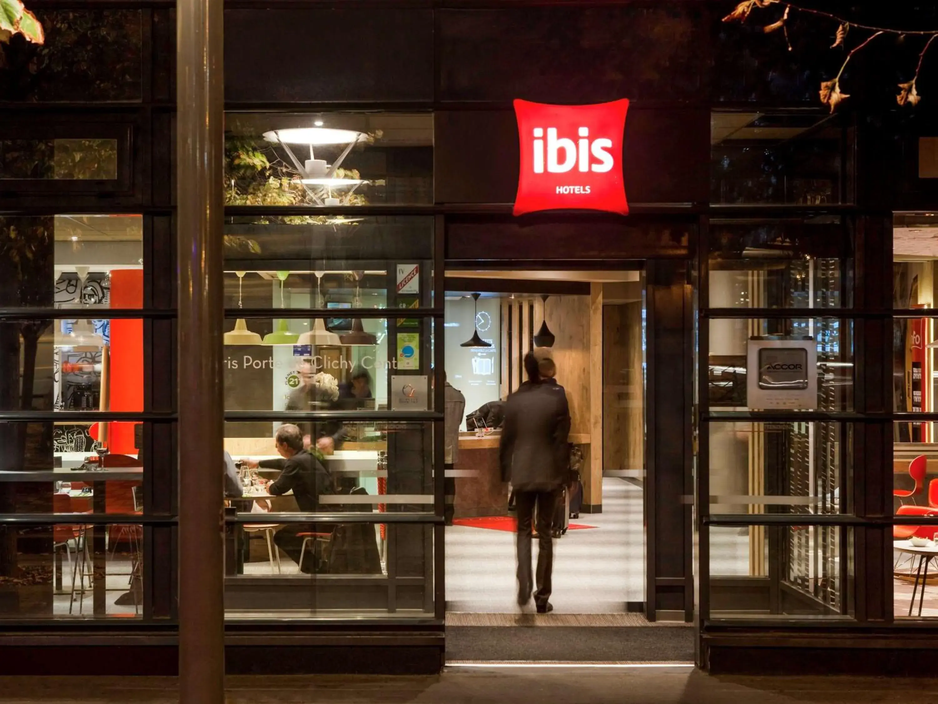 Restaurant/places to eat in ibis Paris Porte de Clichy Centre