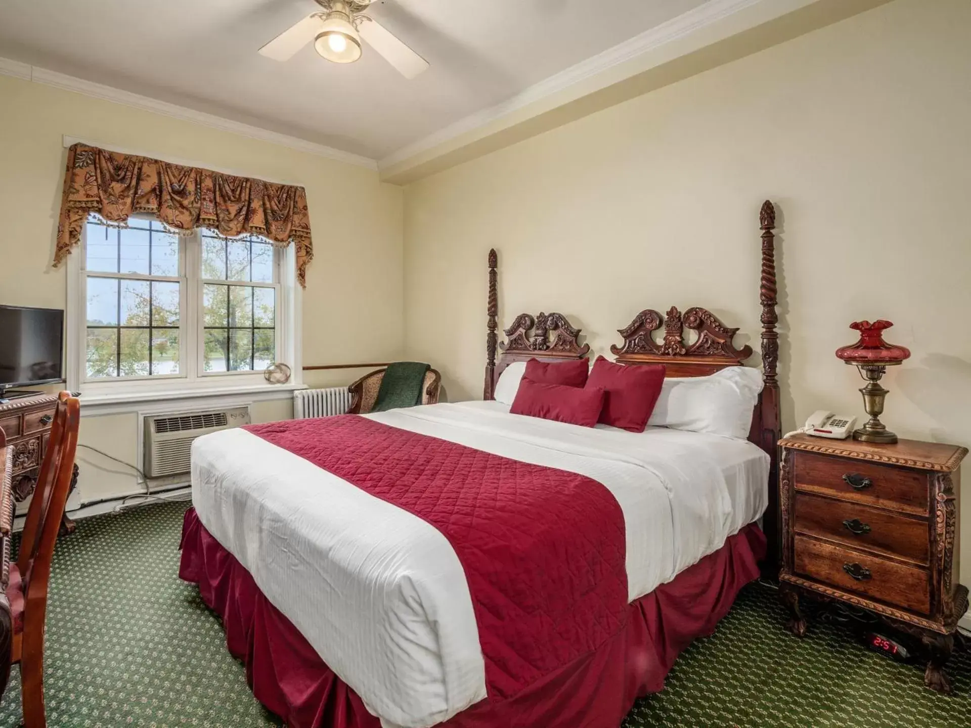 Photo of the whole room, Bed in Lafayette Hotel Marietta