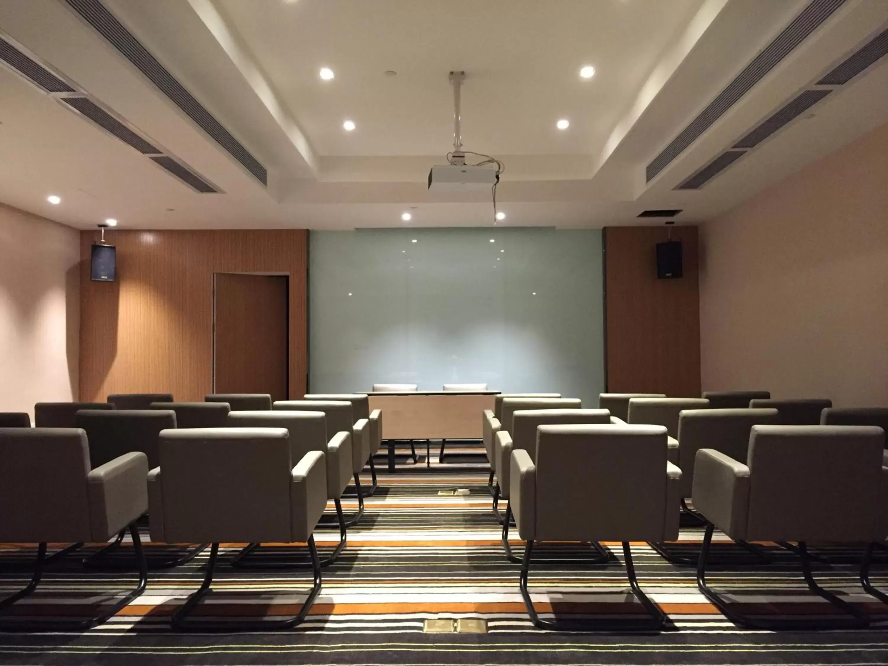 Meeting/conference room in Hampton by Hilton Guangzhou Zhujiang New Town