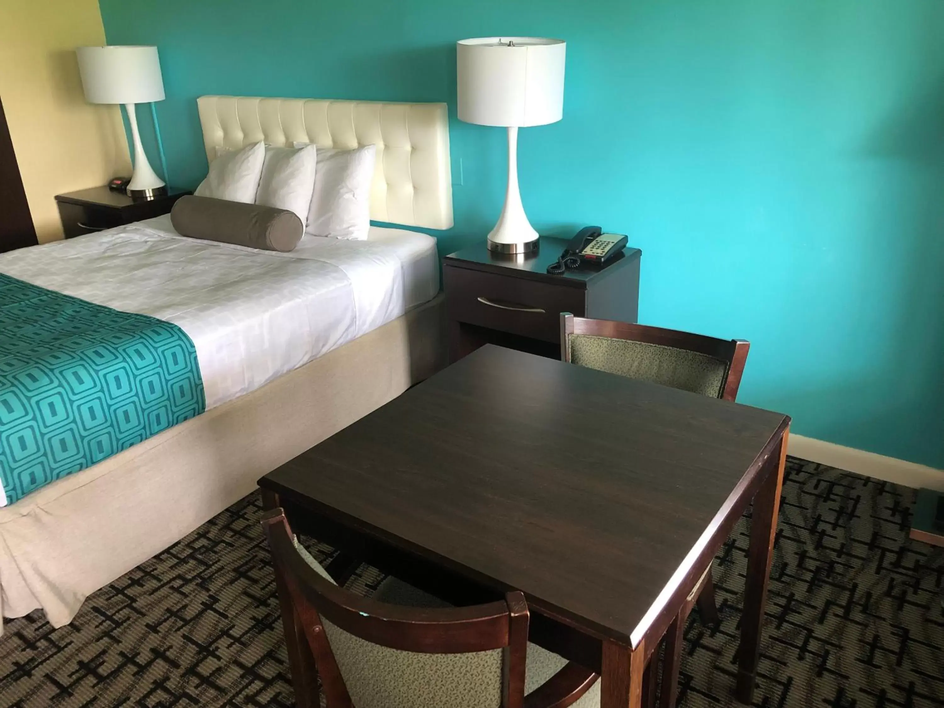 Queen Room - Non-Smoking in Howard Johnson by Wyndham Rocky Hill Queen Room - Non-Smoking in Howard Johnson by Wyndham Rocky Hill