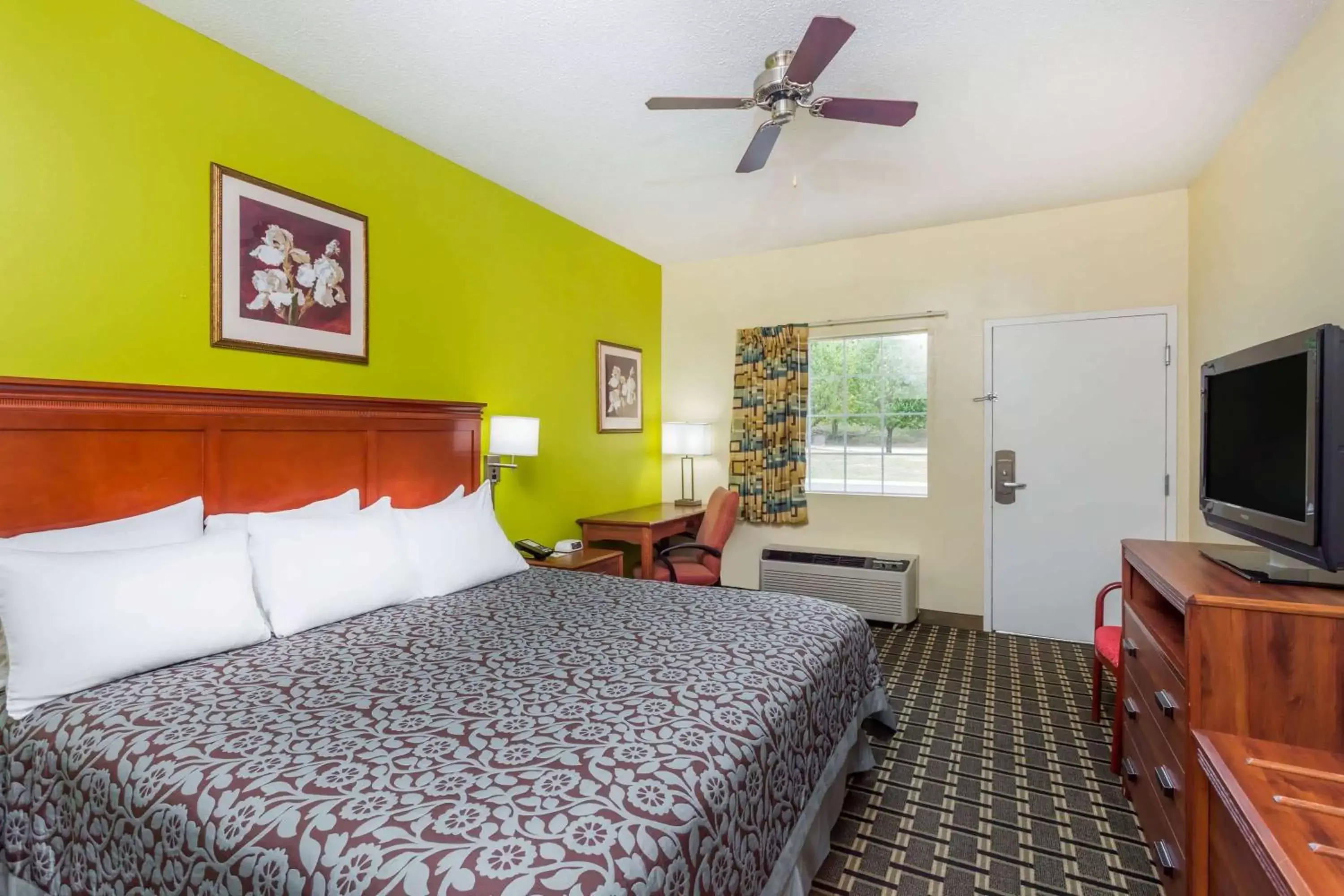 Bedroom, Bed in Days Inn by Wyndham Trenton