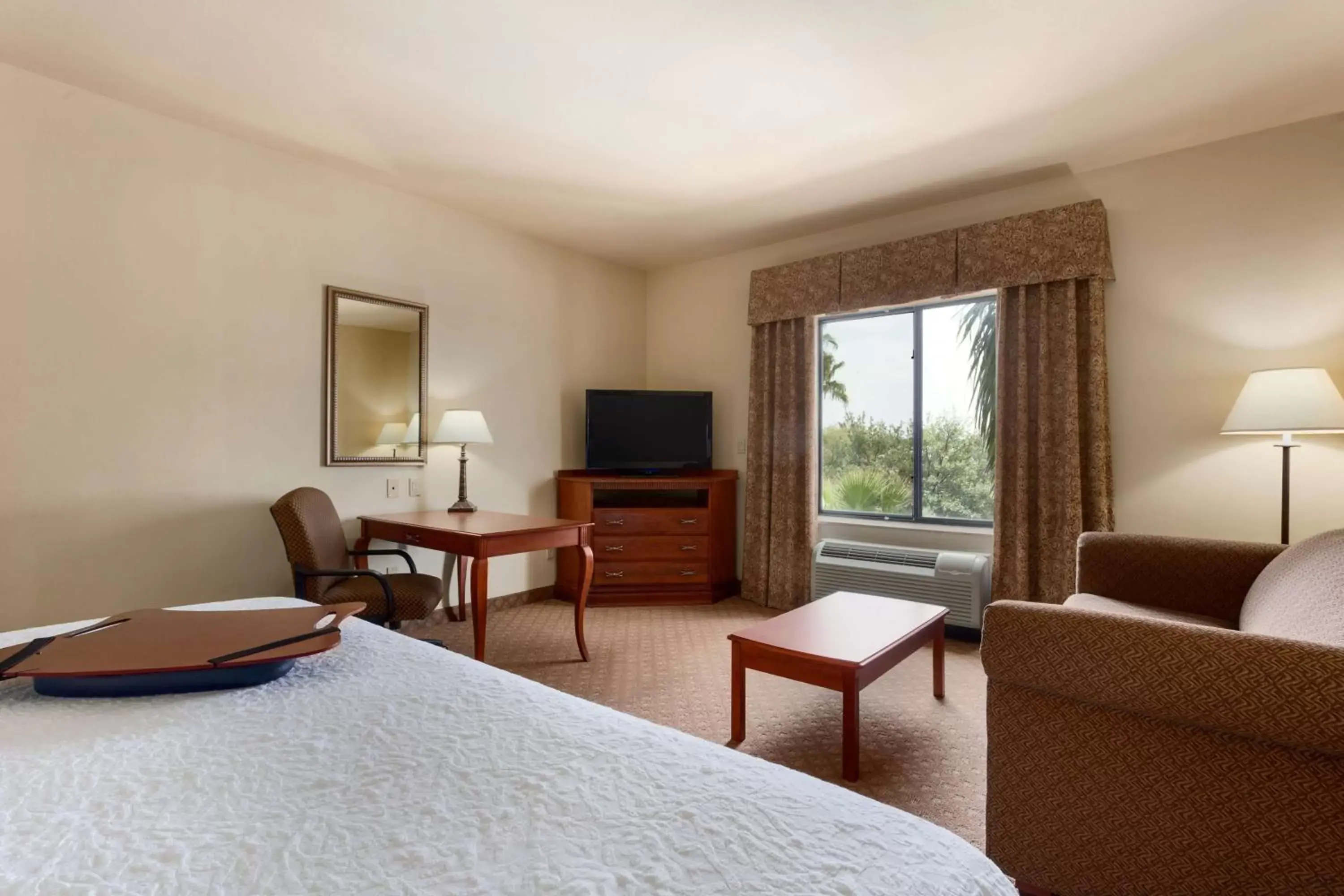 Bed, Seating Area in Hampton Inn & Suites Pharr