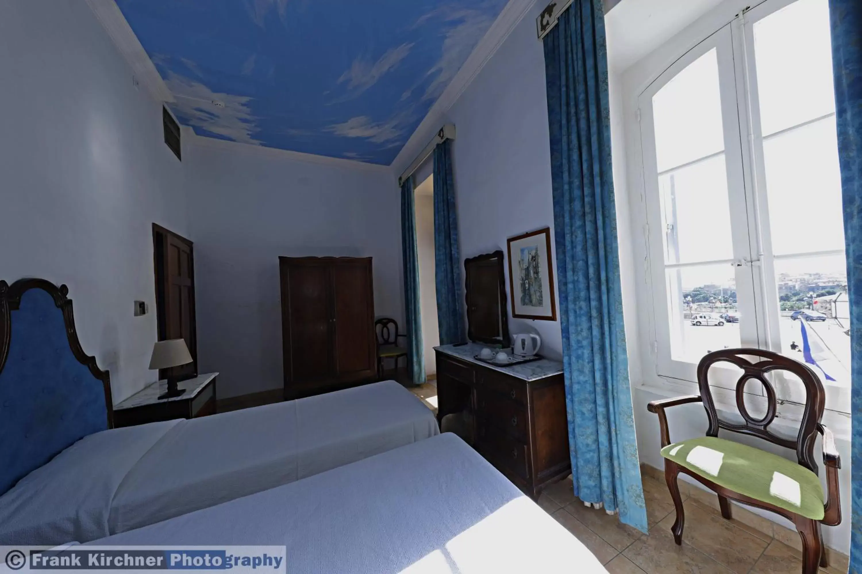 Property building, Bed in Hotel Castille