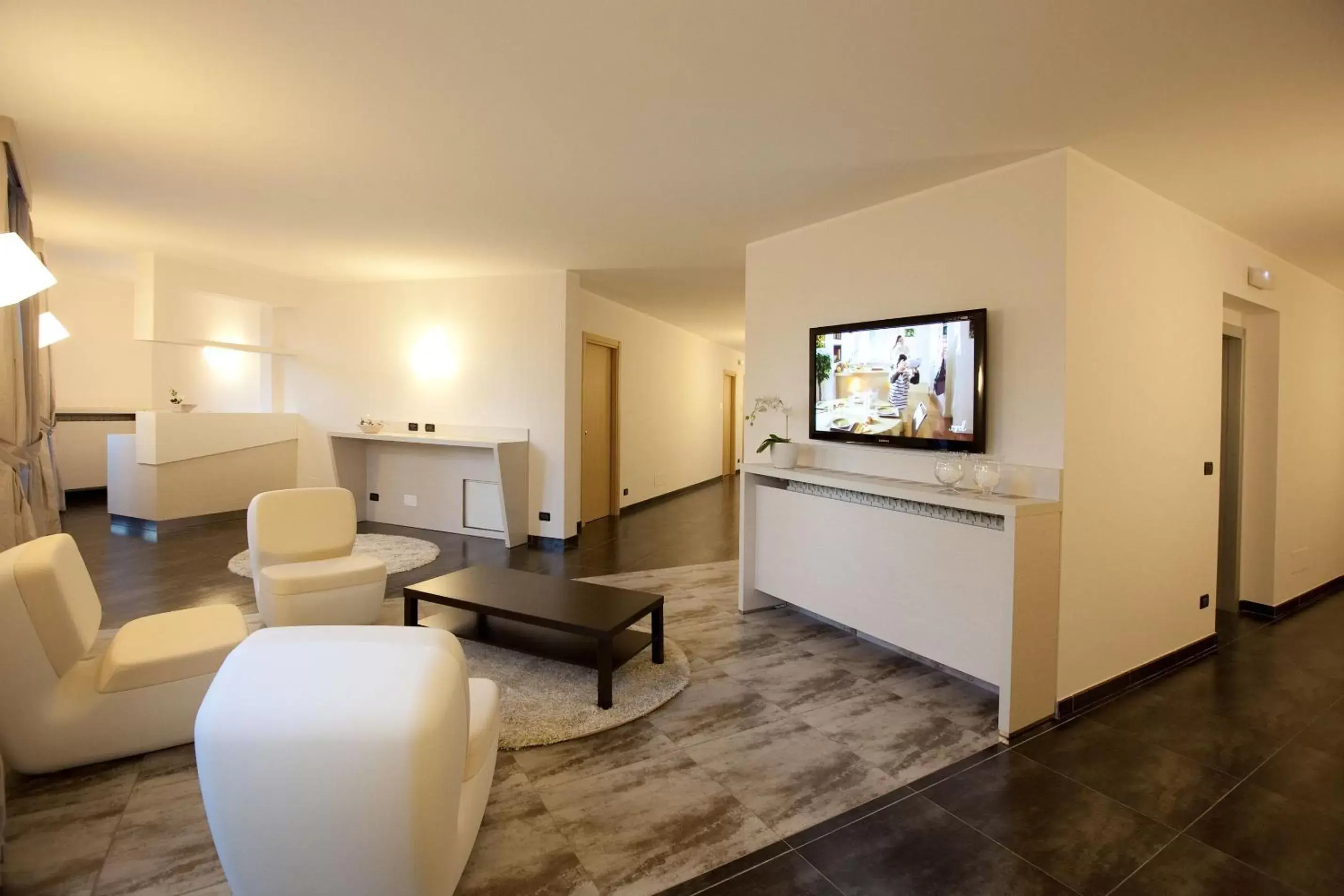 Communal lounge/ TV room, TV/Entertainment Center in Hotel La Meridiana