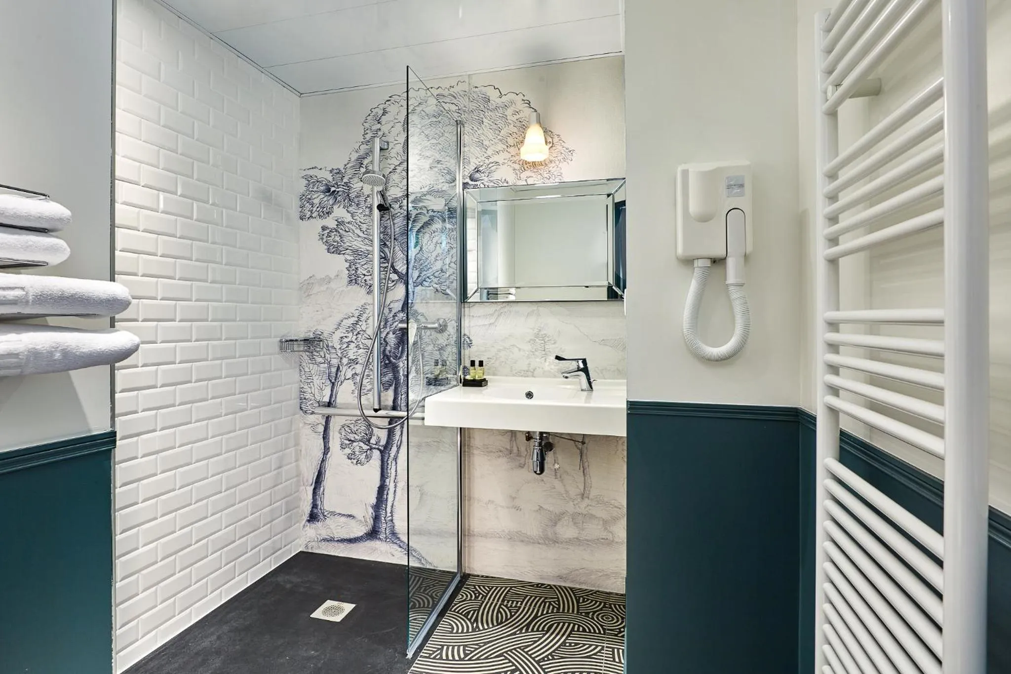 Shower in Montparnasse Daguerre