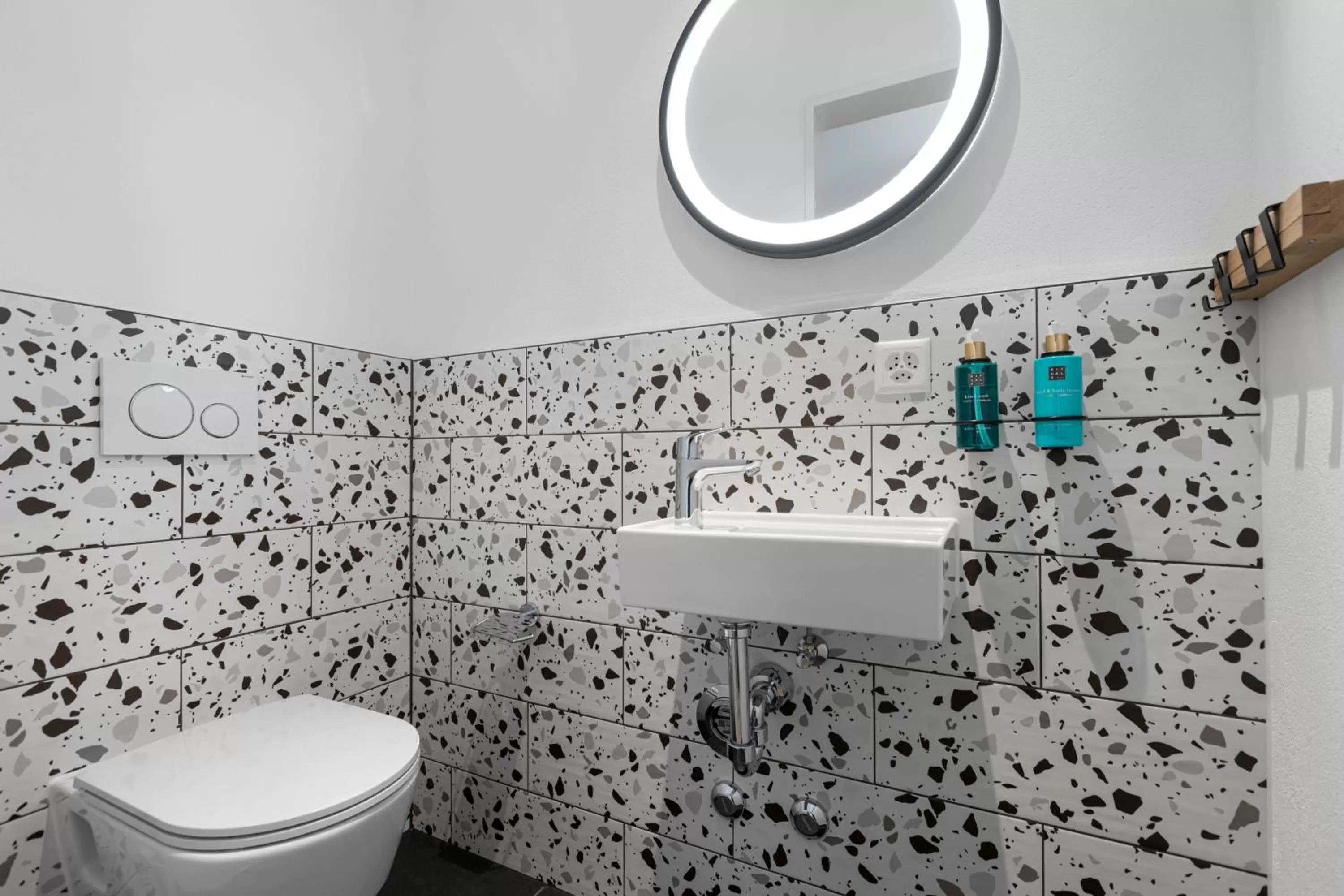 Toilet in AVES Hotel&Apartment Arosa