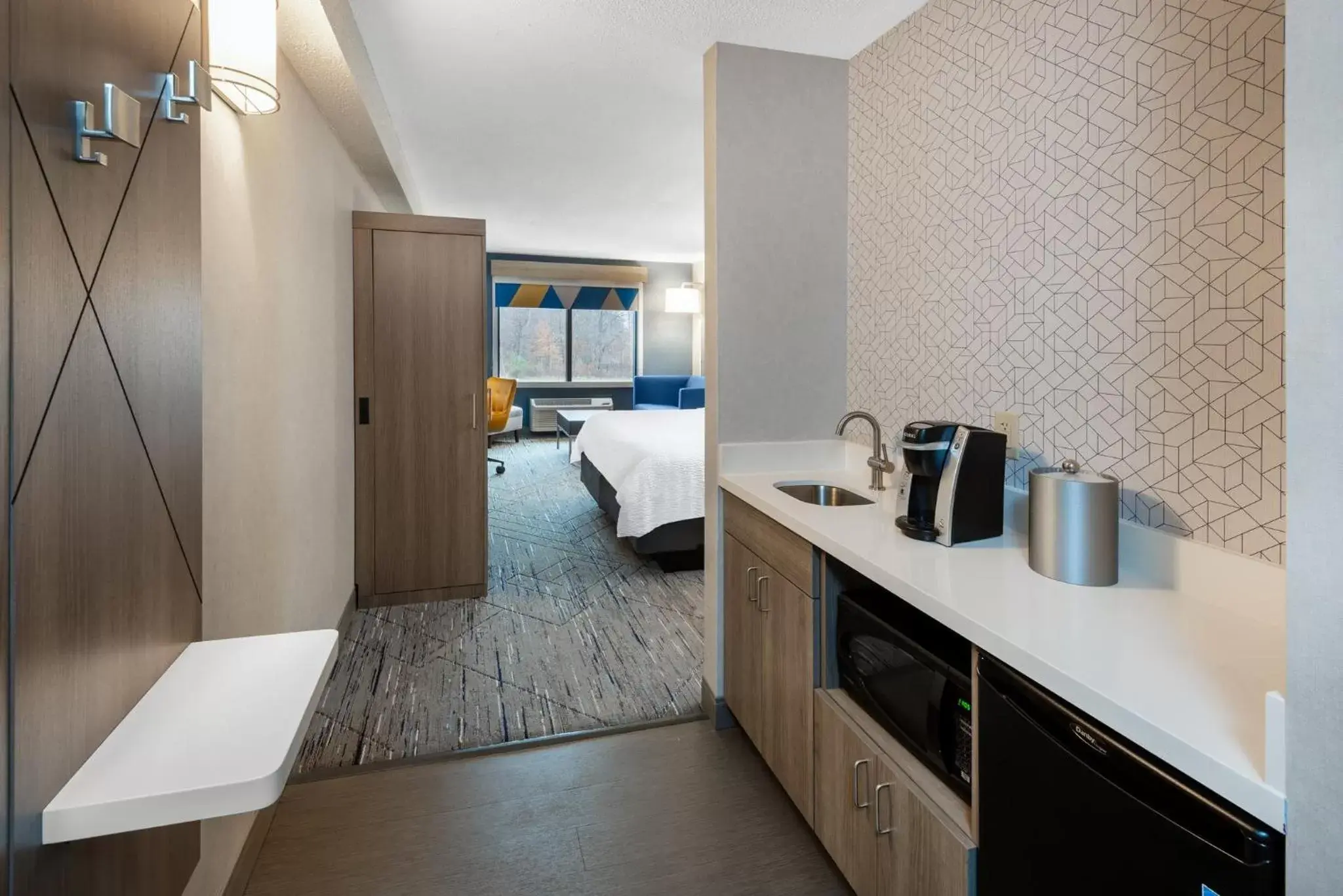 Bedroom, Kitchen/Kitchenette in Holiday Inn Express & Suites Wadsworth, an IHG Hotel