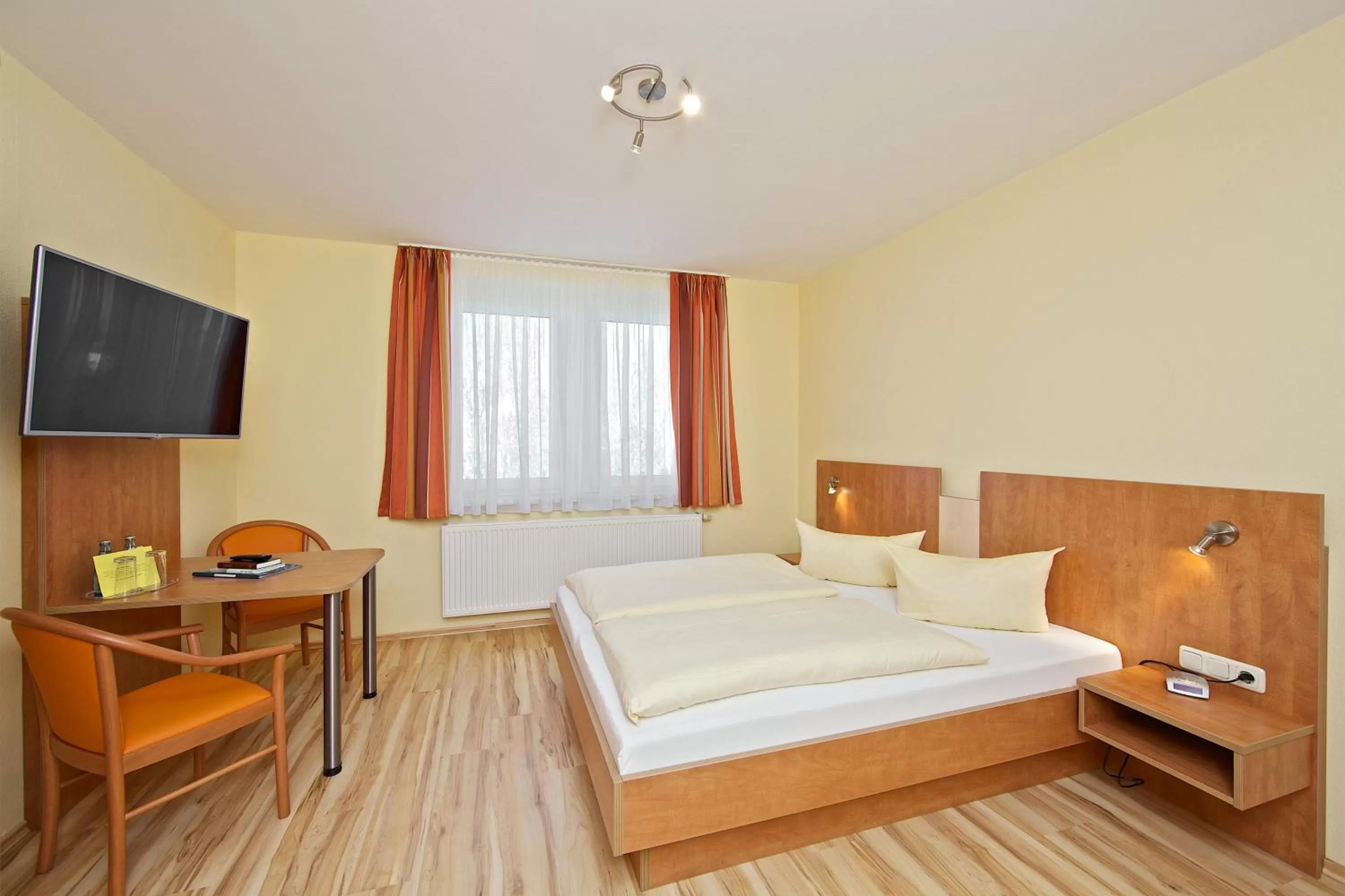 Photo of the whole room, Bed in Hotel Reichskrone