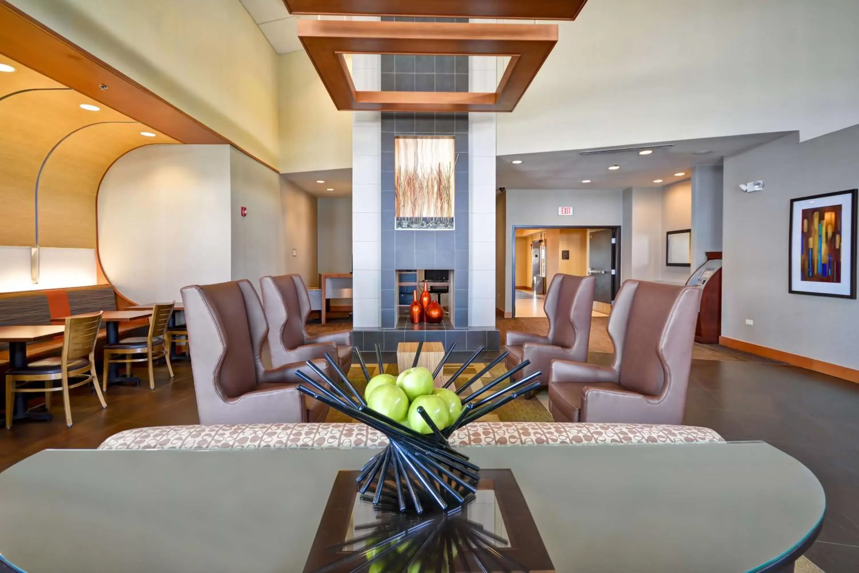 Lounge or bar in Hyatt Place Chicago/Naperville/Warrenville