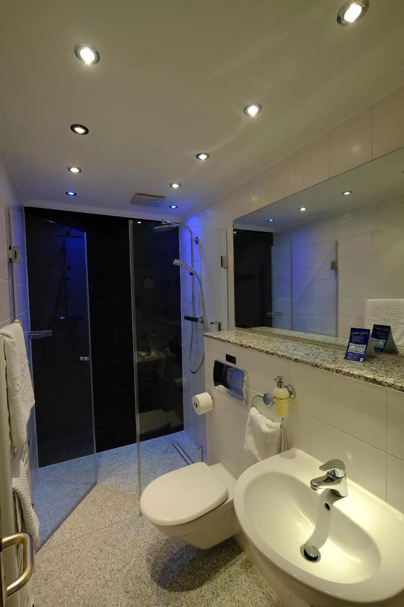 Bathroom in Hotel Savoy Hannover