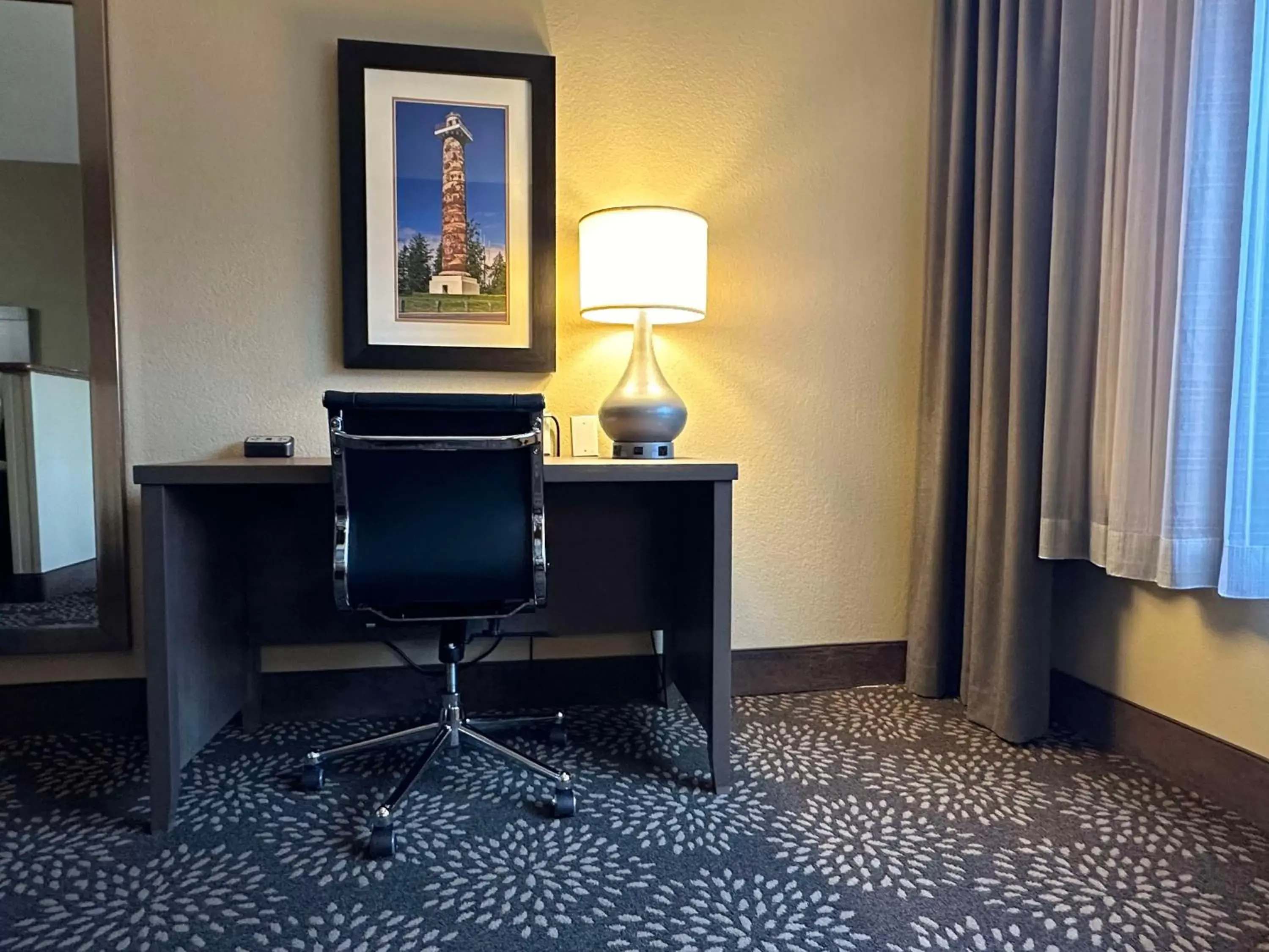 Bedroom, Seating Area in Best Western Columbia River Waterfront Hotel Astoria