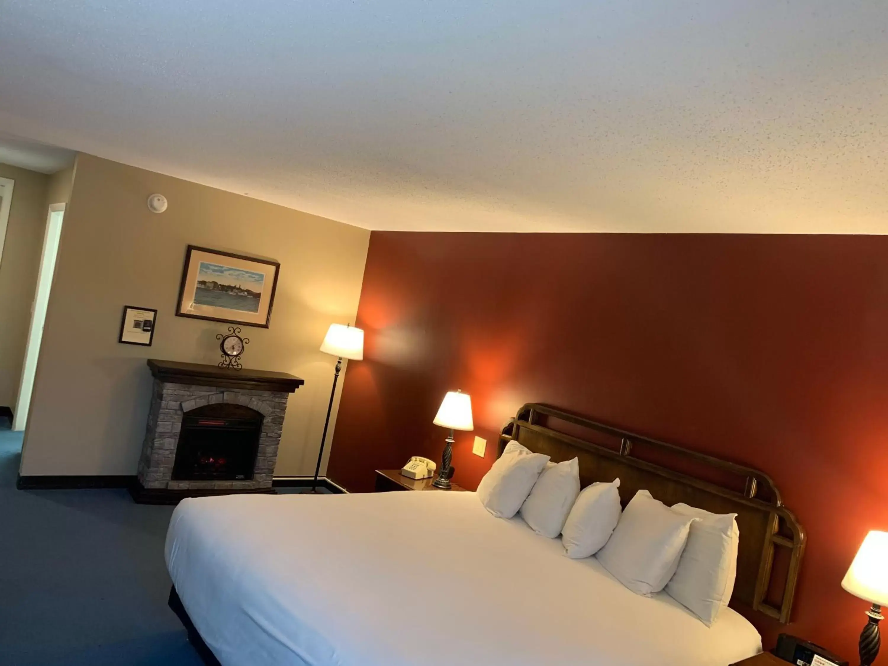 Bed in Fireside Inn & Suites Gilford