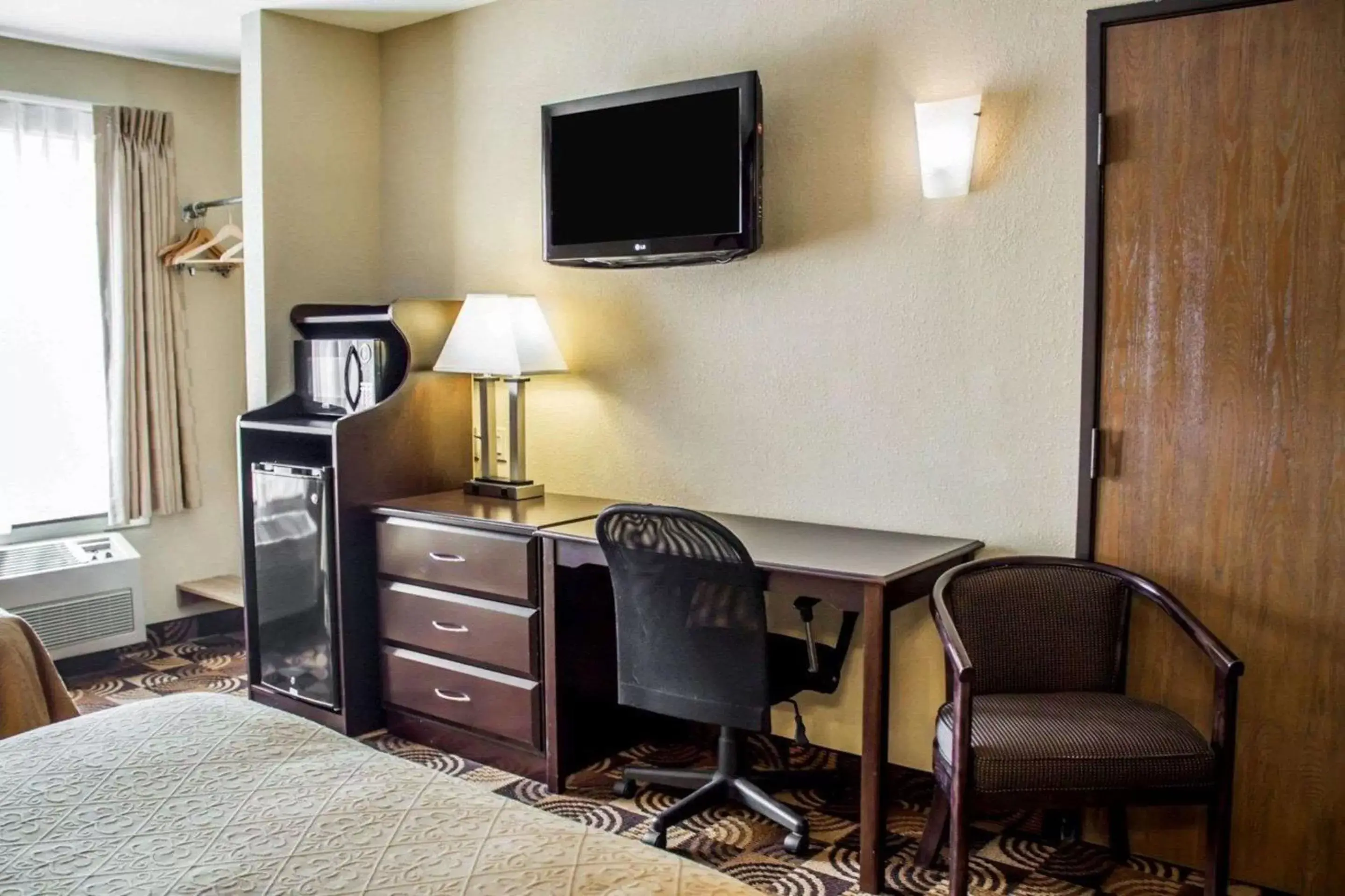 Photo of the whole room, TV/Entertainment Center in Quality Inn Brunswick Cleveland South