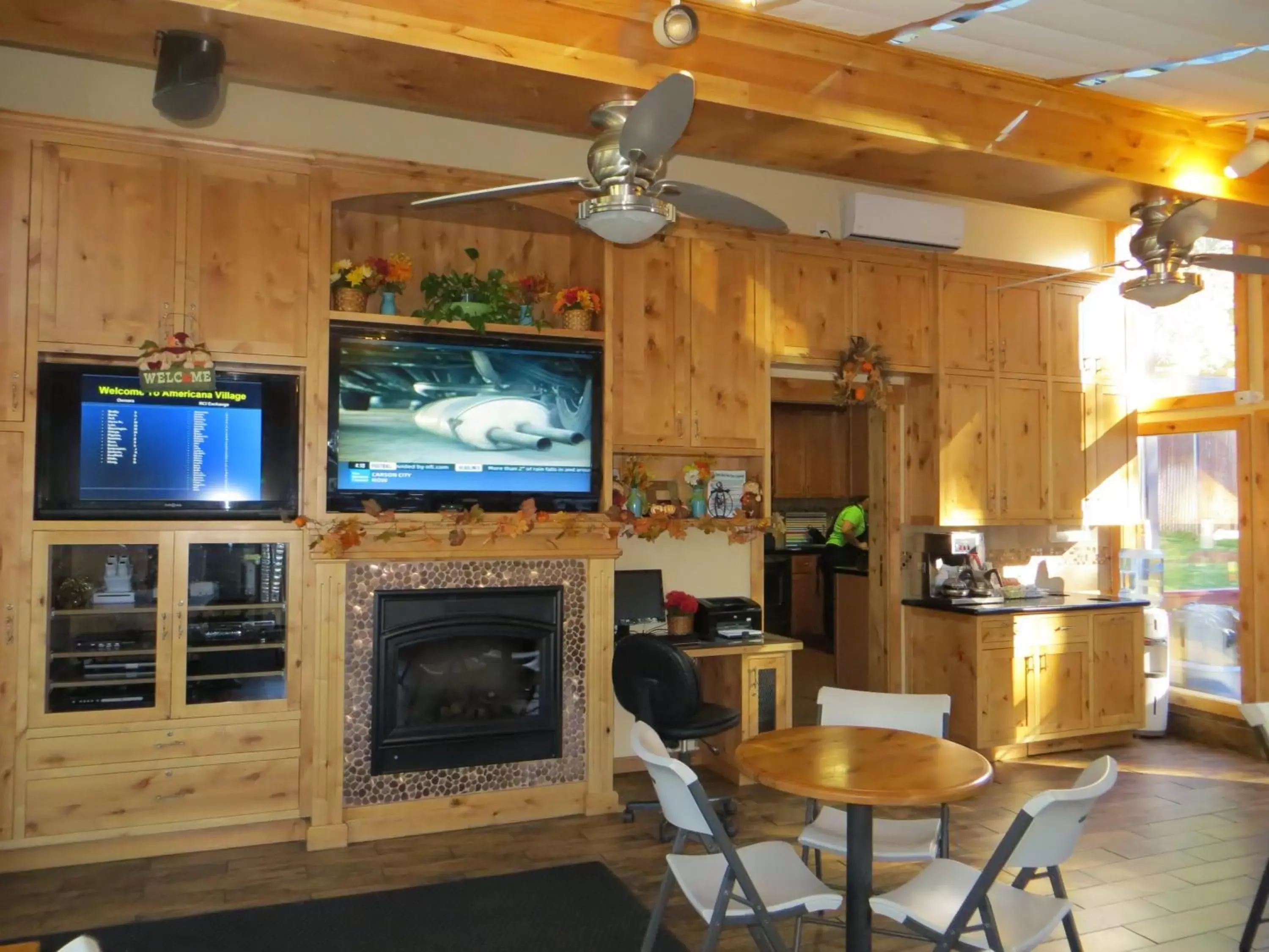 Communal lounge/ TV room, TV/Entertainment Center in Americana Village