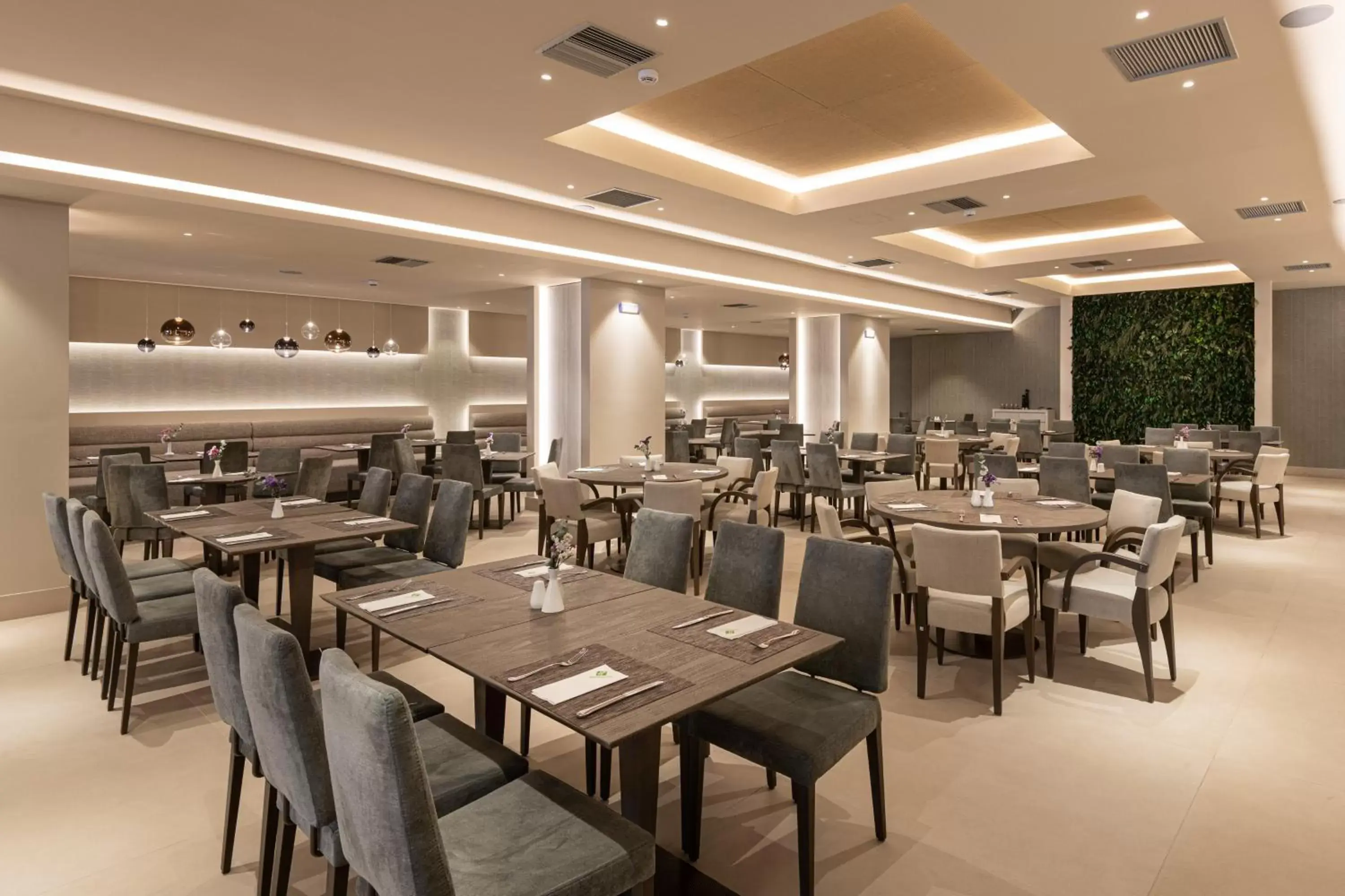 Restaurant/Places to Eat in Holiday Inn Thessaloniki, an IHG Hotel